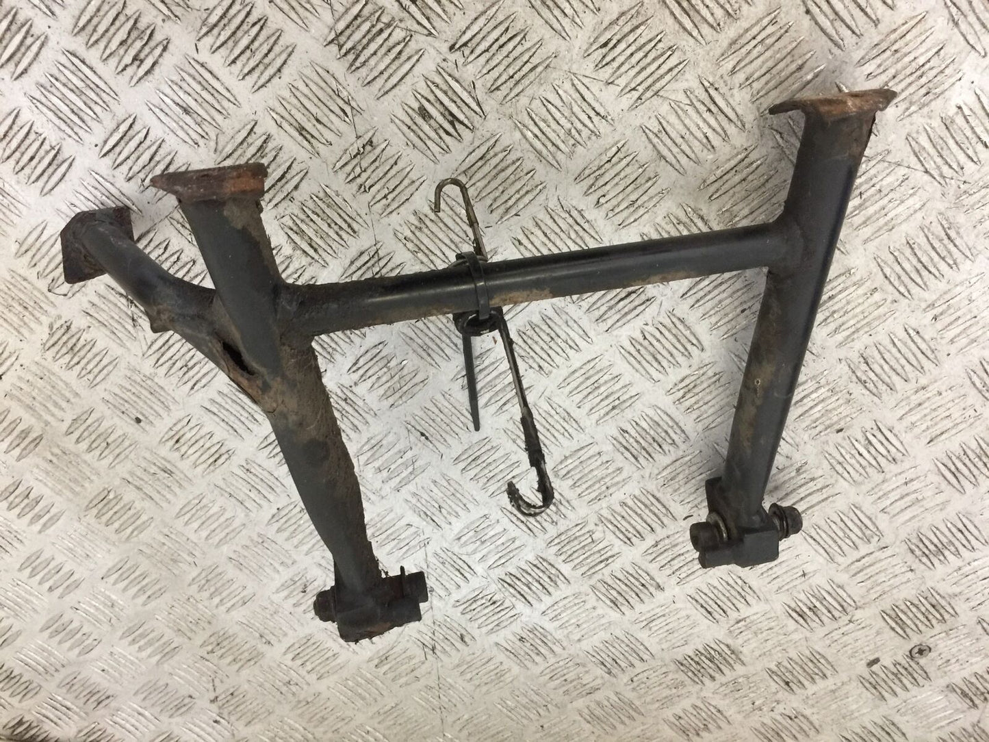 TRIUMPH 955i SPRINT ST CENTER STAND YEAR 1999-2004 (STOCK 735)
