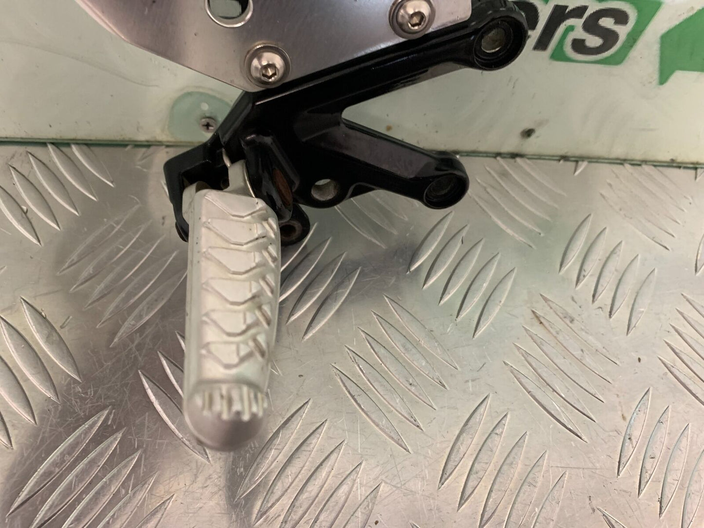 APRILIA RSV1000 R MILLE FRONT RIGHT HANGER AND PEG YEAR 2004-2009 (STOCK 977)