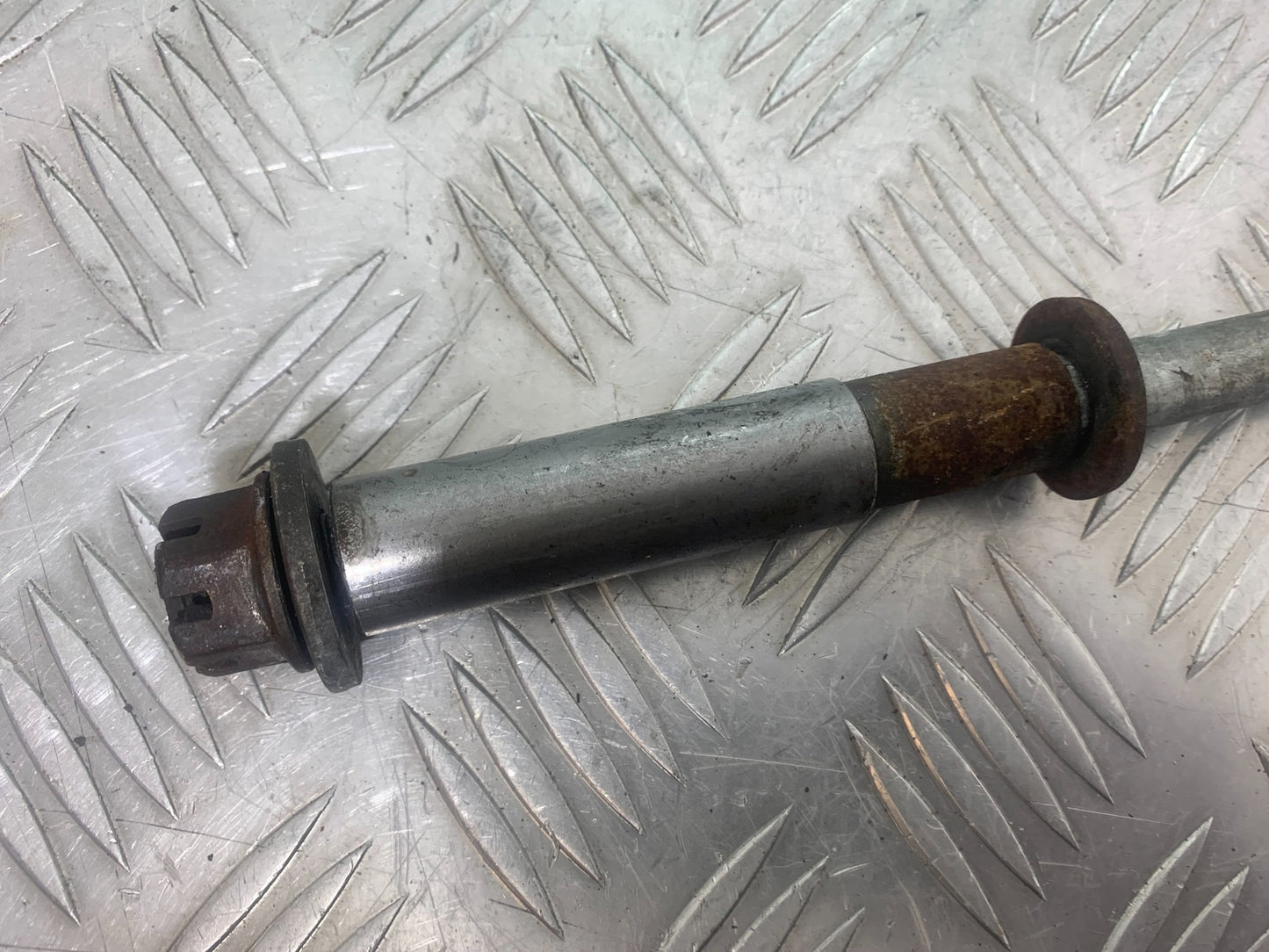 YAMAHA XV535 XV 535 VIRAGO REAR WHEEL SPINDLE YEAR 1994-02 (CMB1139)