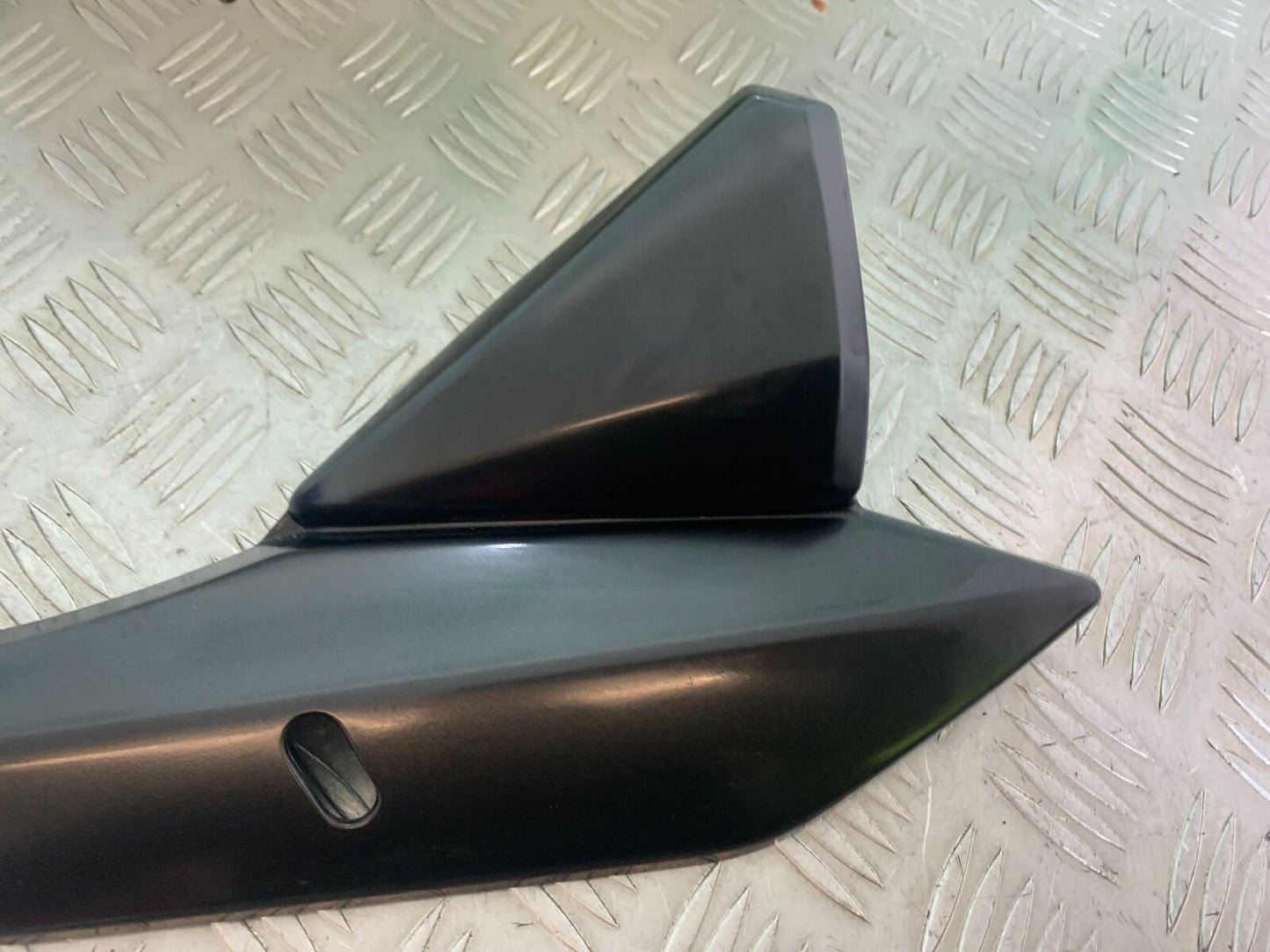 SUZUKI GSF1250 GSF 1250 BANDIT RIGHT SEAT PANEL YEAR 2010-14 (CMB1092)