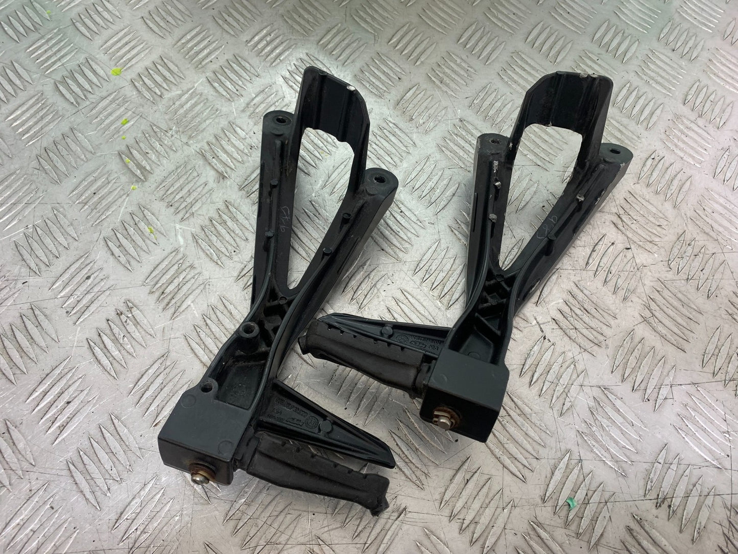 KTM RC125 RC 125 REAR HANGERS AND PEGS 2014 2017 (CMB1199)
