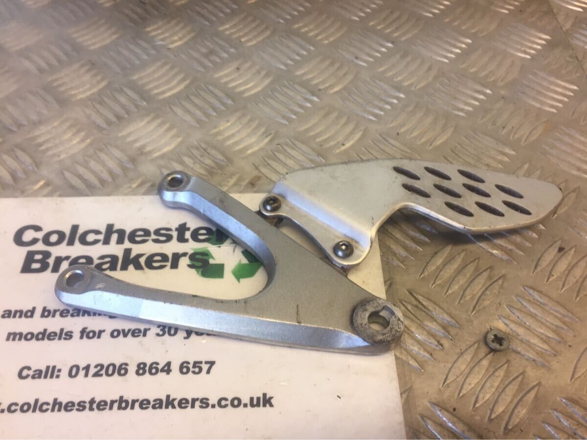 YAMAHA R1 FRONT LEFT HANGER YEAR 2004 2006 (5VY)