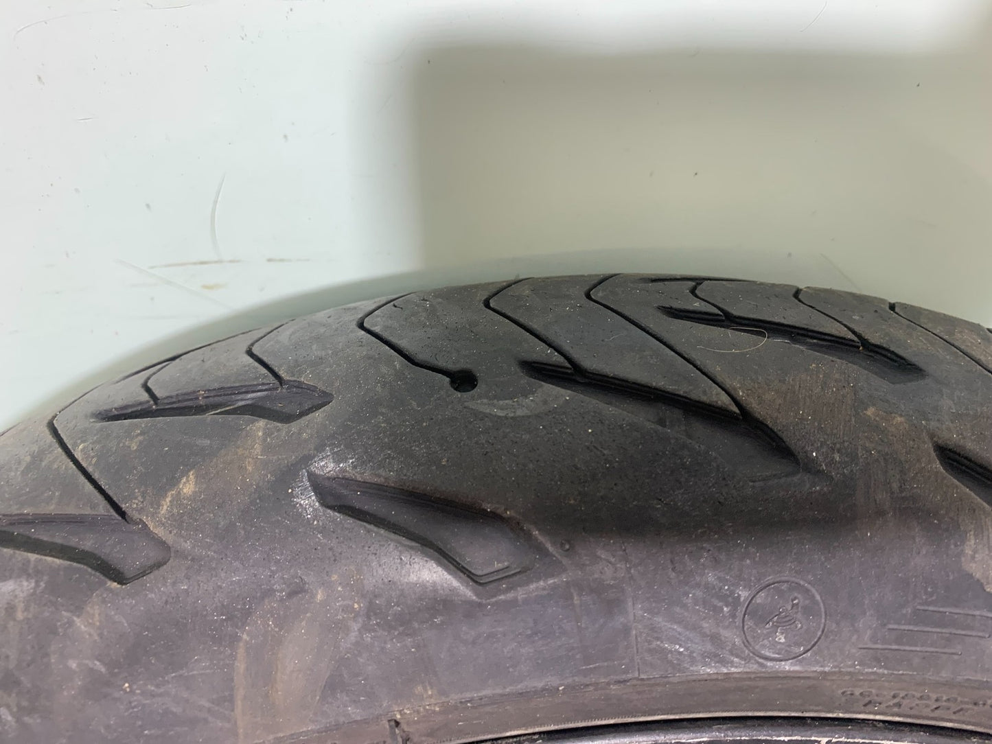 YAMAHA YZF1000 THUNDERACE FRONT WHEEL (GOOD TYRE) YEAR 1997-2000 (CMB1204)