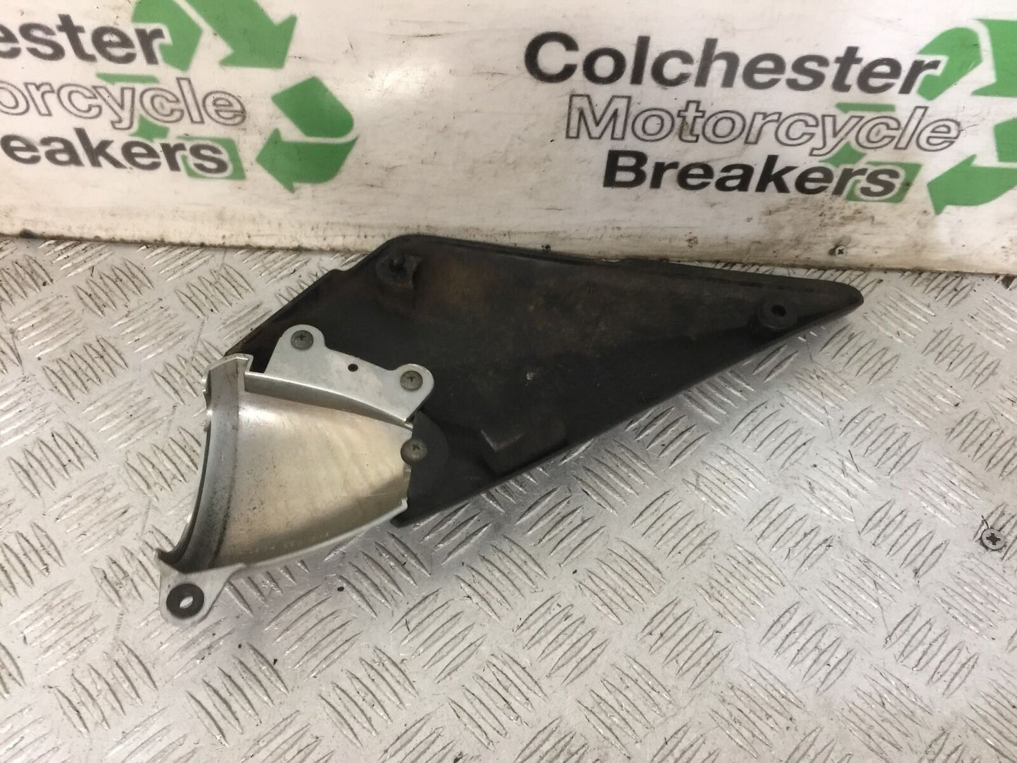 SUZUKI GSF1200 BANDIT MK2 LEFT SEAT PANEL YEAR 2001-05 (STOCK 859)