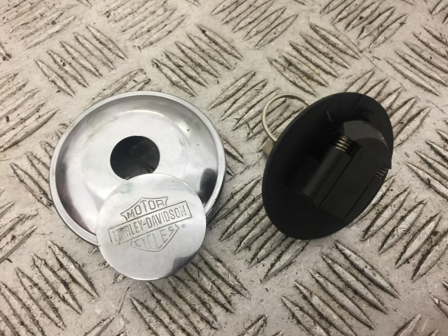 HARLEY DAVIDSON XL1200 C SPORTSTER PETROL CAP & KEY YEAR 2011 (STOCK 373)