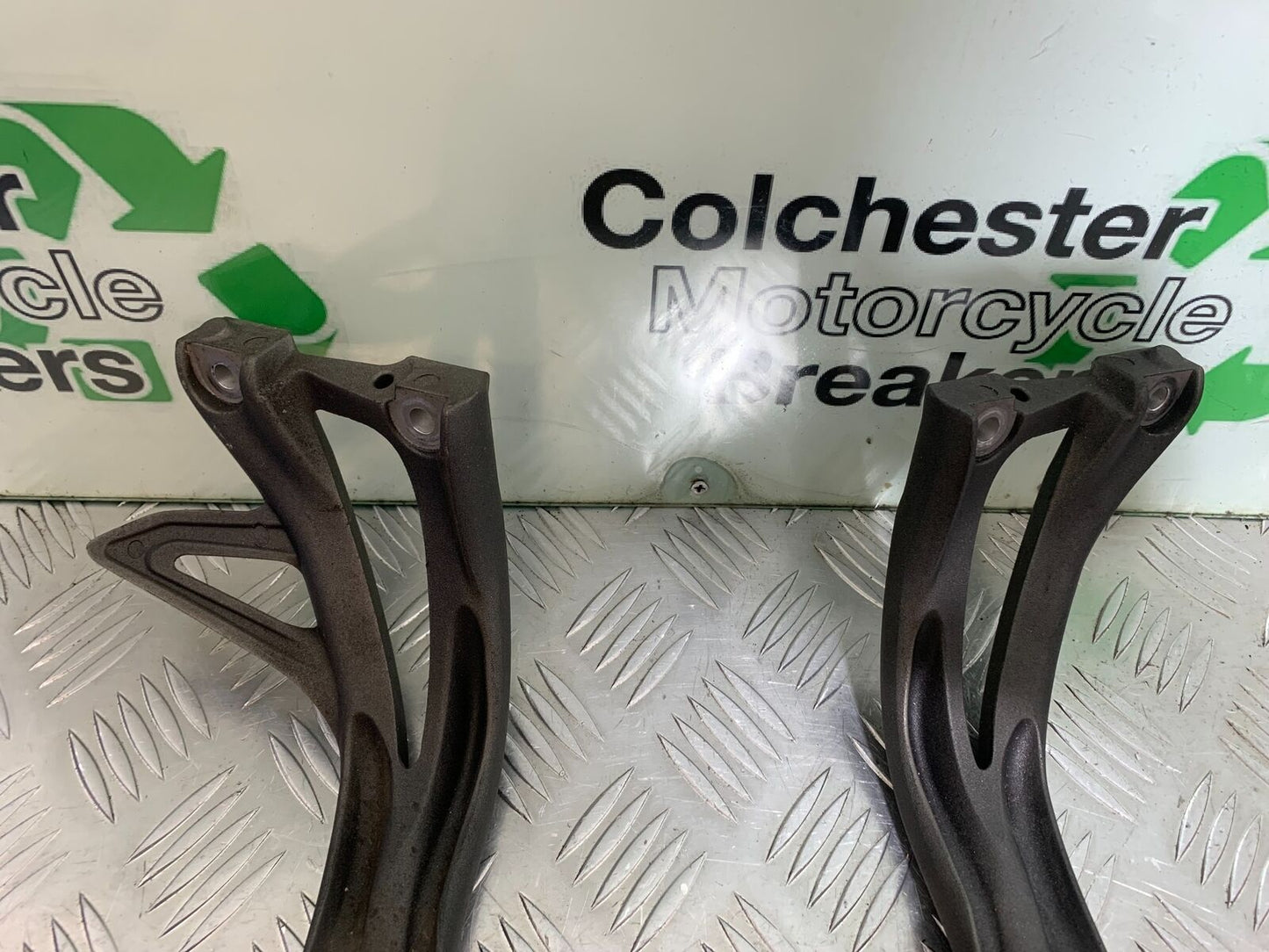 TRIUMPH 1050 SPEED TRIPLE RS REAR HANGERS AND PEGS YEAR 2018-2020 (CMB1029)
