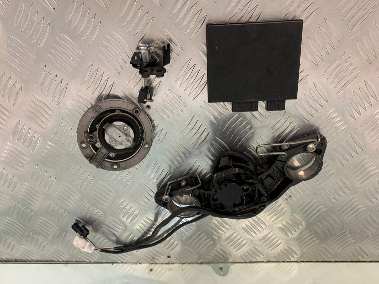 KAWASAKI Z1000 SX ECU LOCKS KEY YEAR 2011-16 (STOCK 942)
