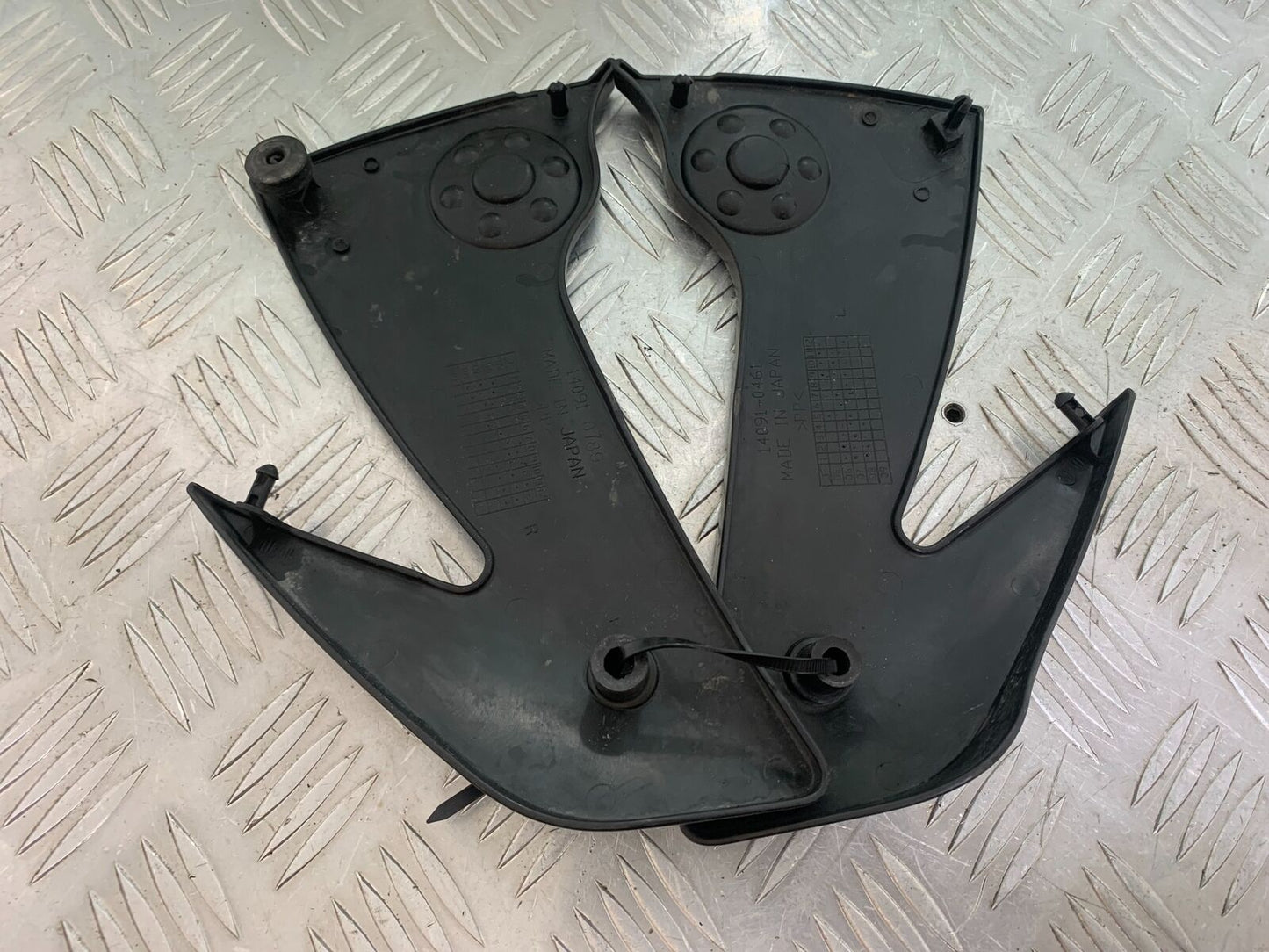 KAWASAKI ER6 N LEFT AND RIGHT INFILL PANELS YEAR 2005-2008 (CMB1034)