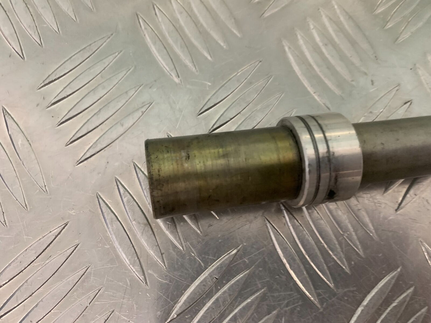 TRIUMPH 955I SPRINT RS FRONT WHEEL SPINDLE YEAR 1999-04 (STOCK 989)