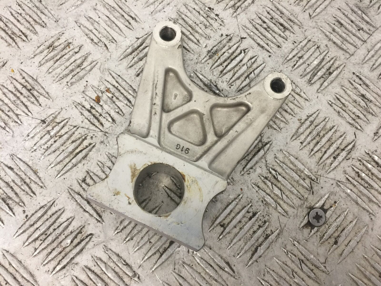 YAMAHA YZF R1 4XV REAR CALIPER BRACKET YEAR 1998-99 (STOCK 771)