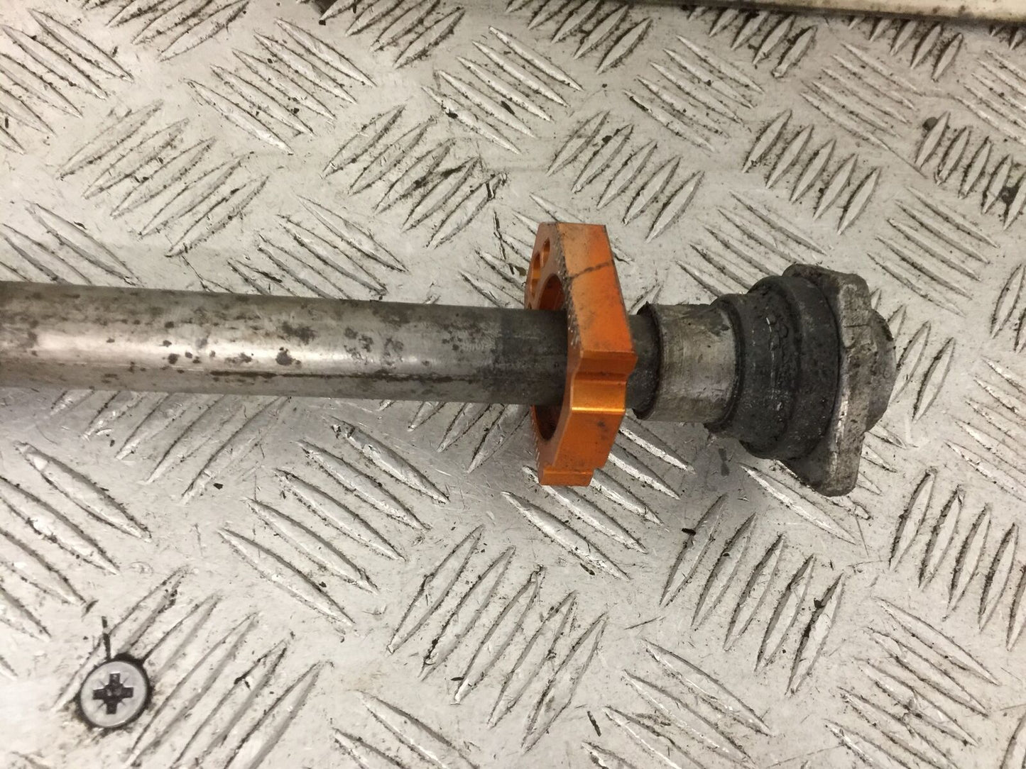KTM400 KTM 400 LC4-E REAR WHEEL SPINDLE YEAR 2000 (STOCK 898)