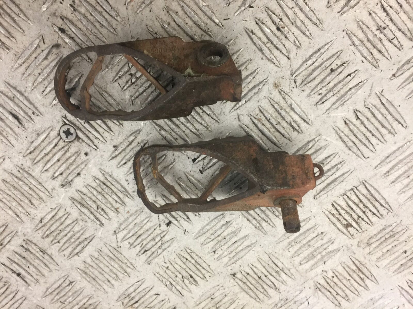 KTM400 KTM 400 EXC FRONT FOOT PEGS YEAR 2004 05 06 (STOCK 647)