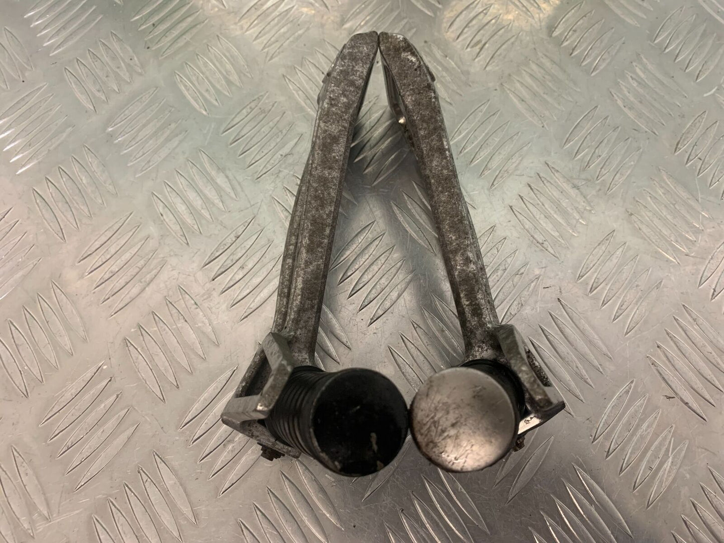 YAMAHA TDR250 TDR 250 REAR HANGERS AND PEGS YEAR 1988-1992 (STOCK 976)