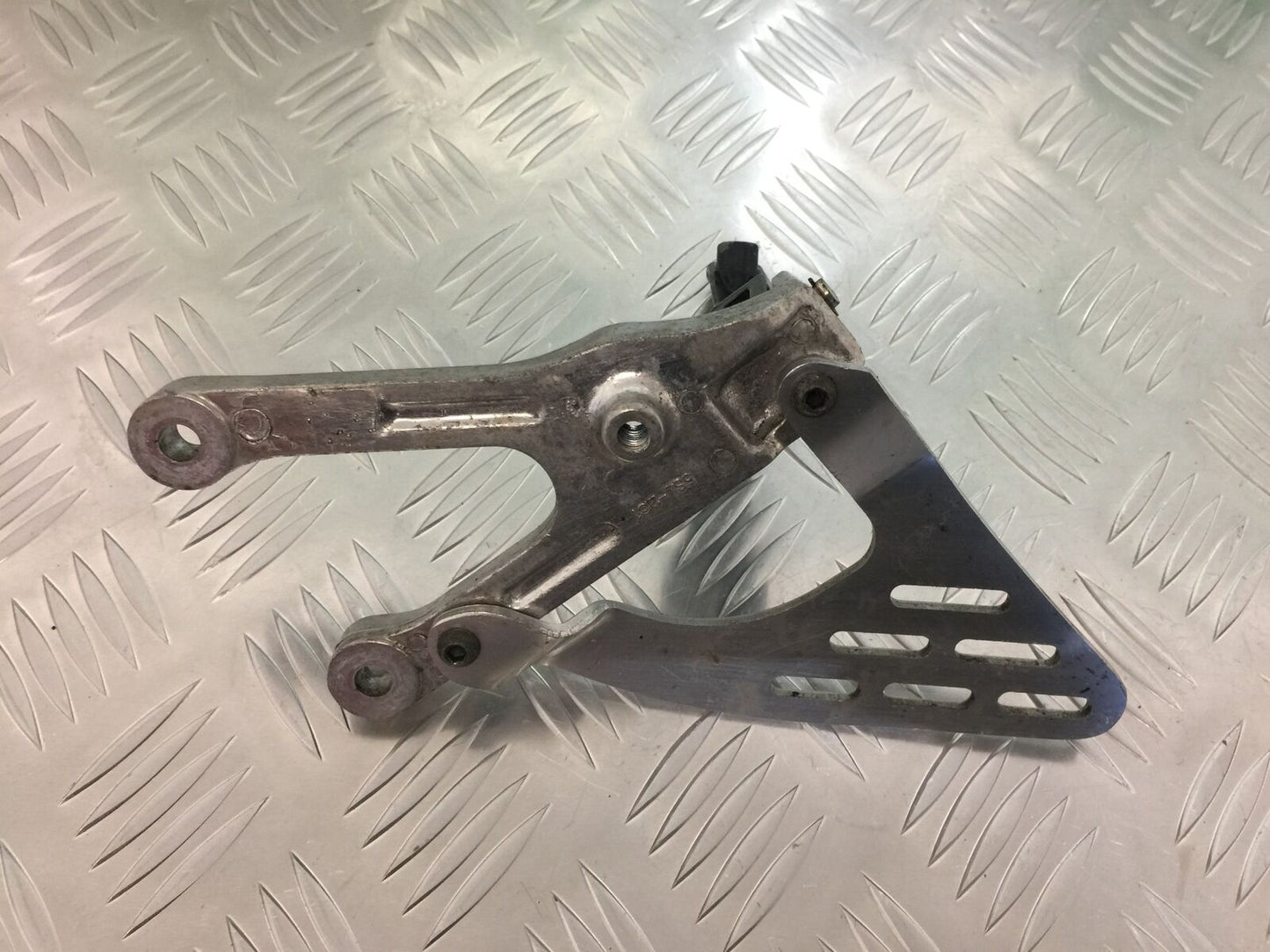 YAMAHA R6 FRONT LEFT HANGER YEAR 2004-2005 (STOCK 931)