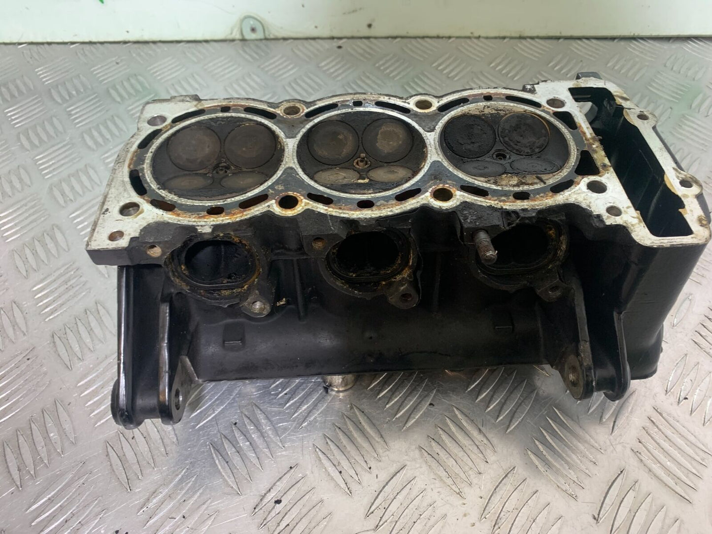 TRIUMPH 955i SPRINT ST CYLINDER HEAD YEAR 1999-2004 (STOCK 735)