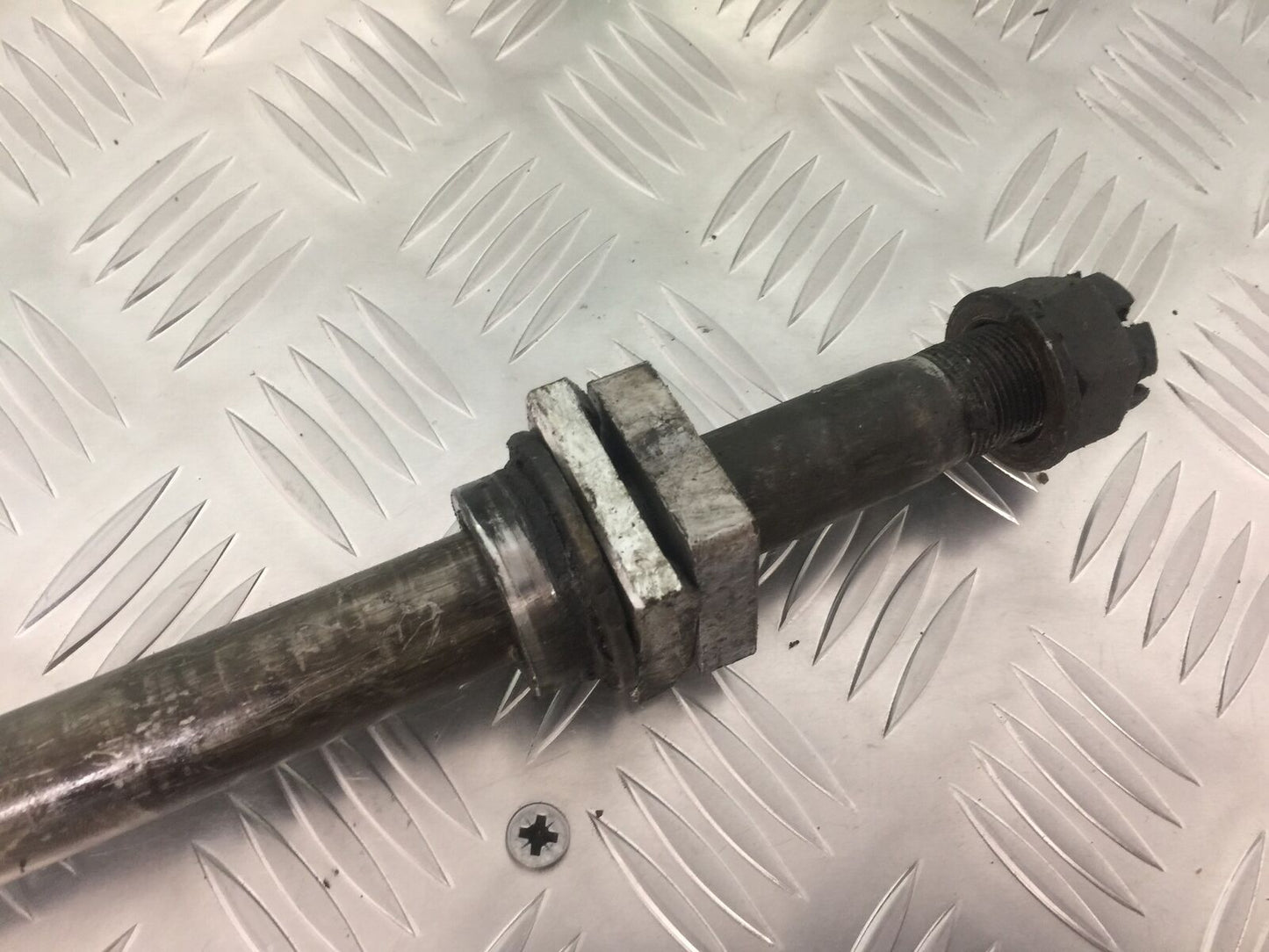 KAWASAKI ZX12R ZX12 R REAR WHEEL SPINDLE YEAR 2000 (STOCK 913)
