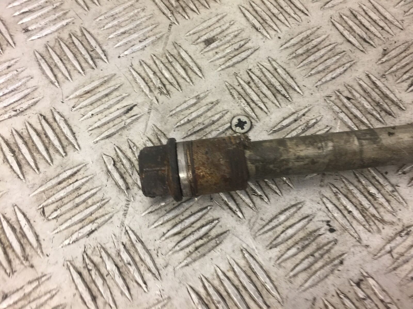 SUZUKI 650 BURGMAN REAR WHEEL SPINDLE YEAR 2006-2012 (STOCK 471)
