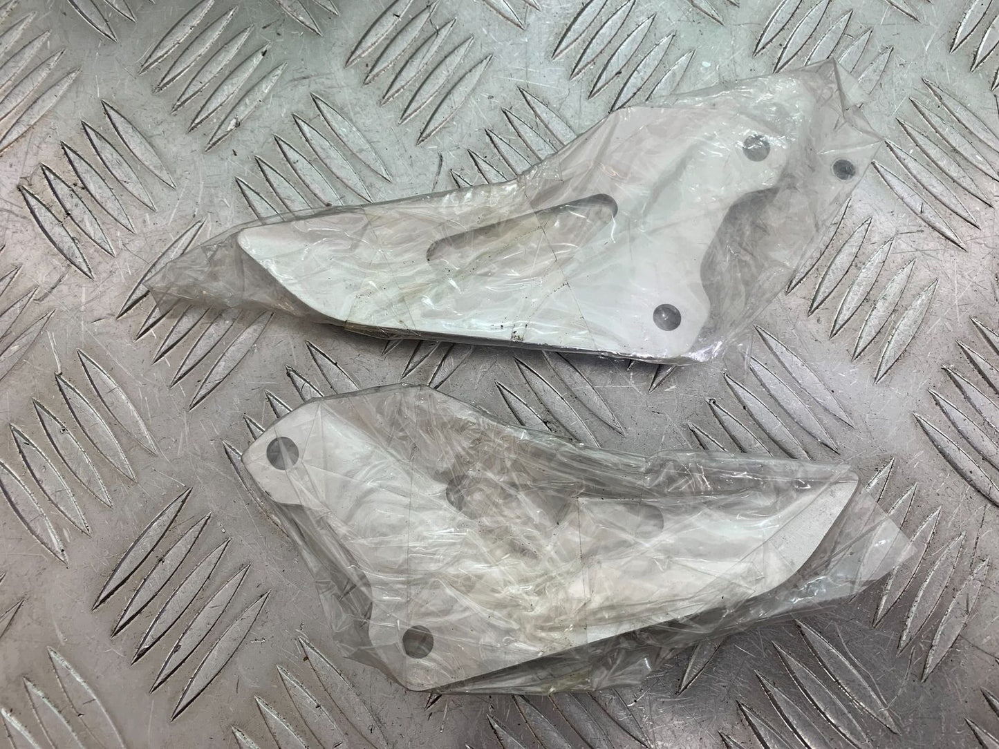 TRIUMPH 1050 SPEED TRIPLE RS LEFT & RIGHT HEEL PLATES YEAR 2018-2020 (CMB1029)