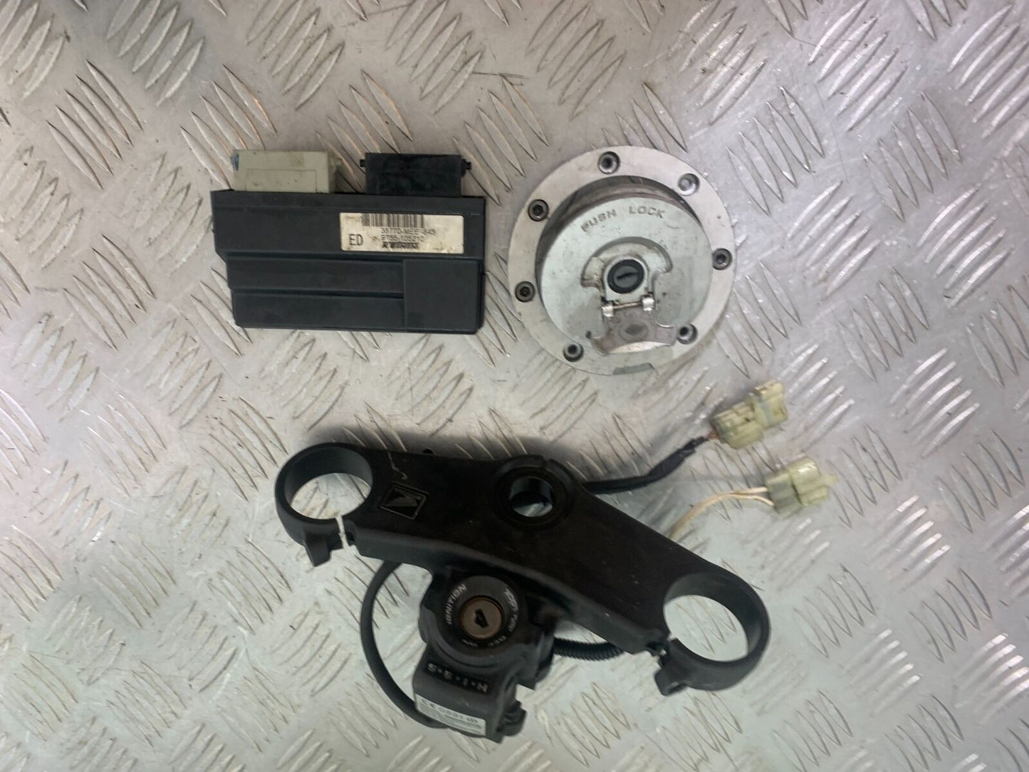 HONDA CBR600 CBR 600 RR ECU LOCKS (NO KEY) YEAR 2003-2004 CMB1086)