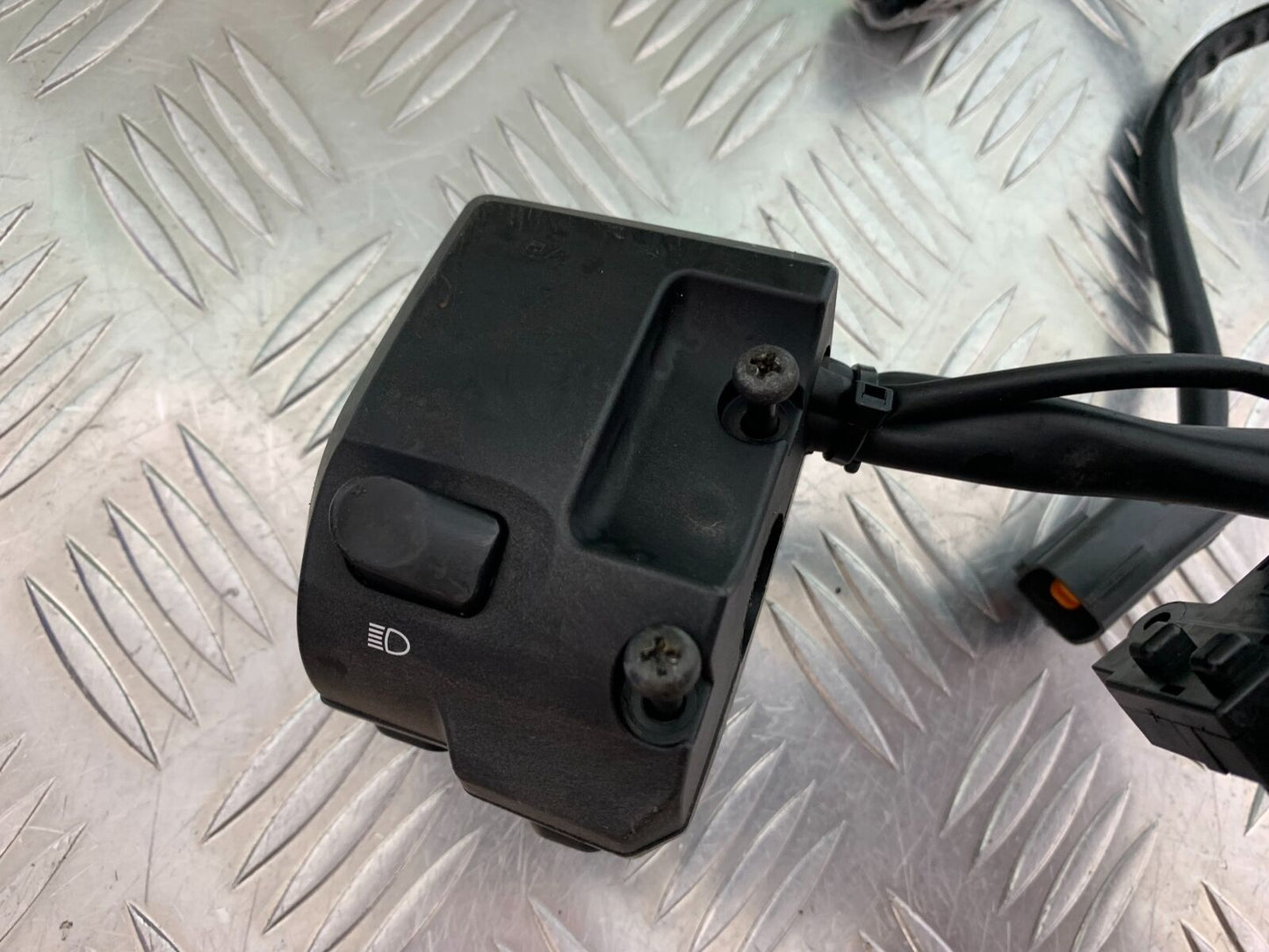 TRIUMPH TIGER 1200 EXPLORER LEFT SWITCH GEAR YEAR 2012-2015 (STOCK 992)