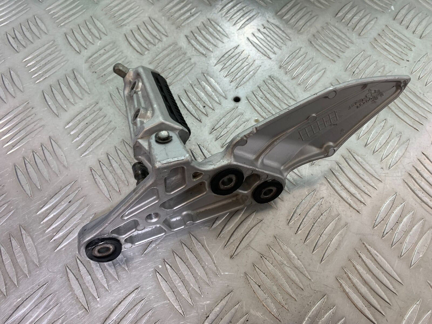SUZUKI GSX1400 GSX 1400 FRONT LEFT HANGER YEAR 2002-2006 (CMB1007)