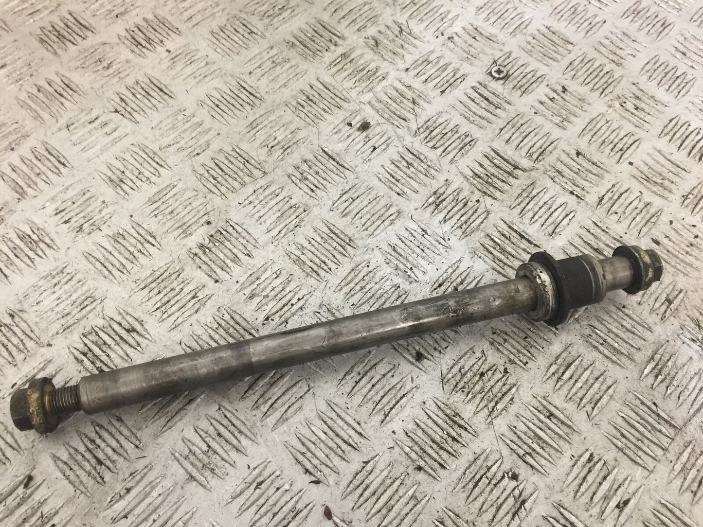 TRIUMPH TROPHY 900 REAR WHEEL SPINDLE 1993-95 (STOCK 799)