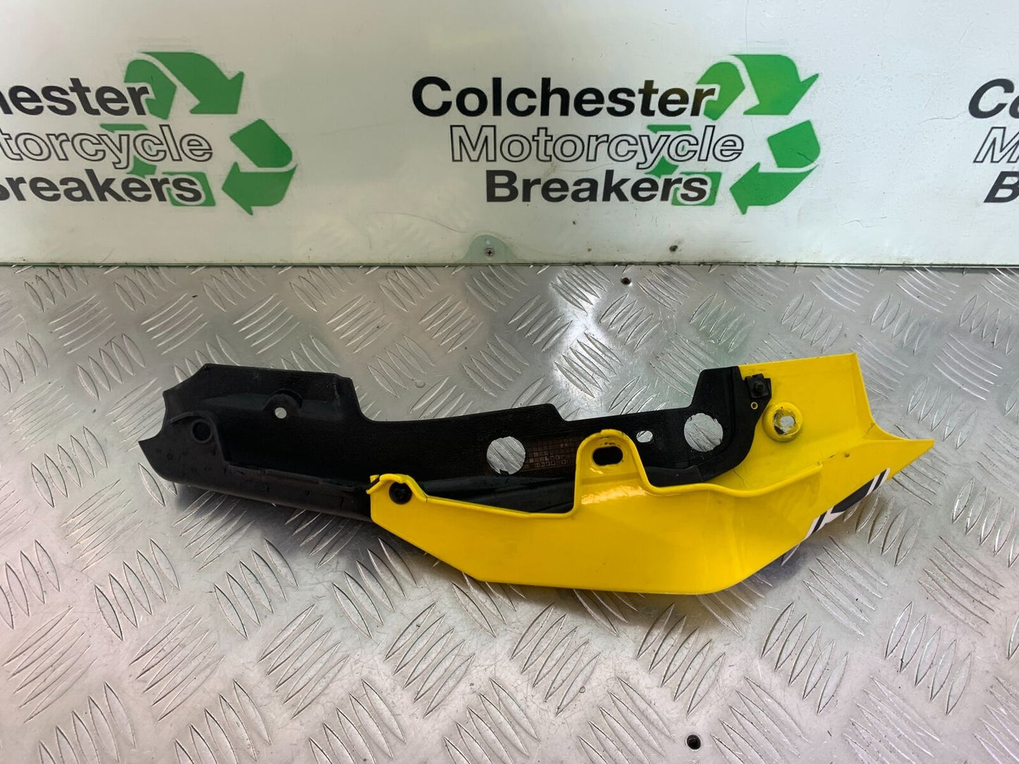 YAMAHA MT09 MT-09 RIGHT SEAT PANEL YEAR 2013-2016 (STOCK 997)