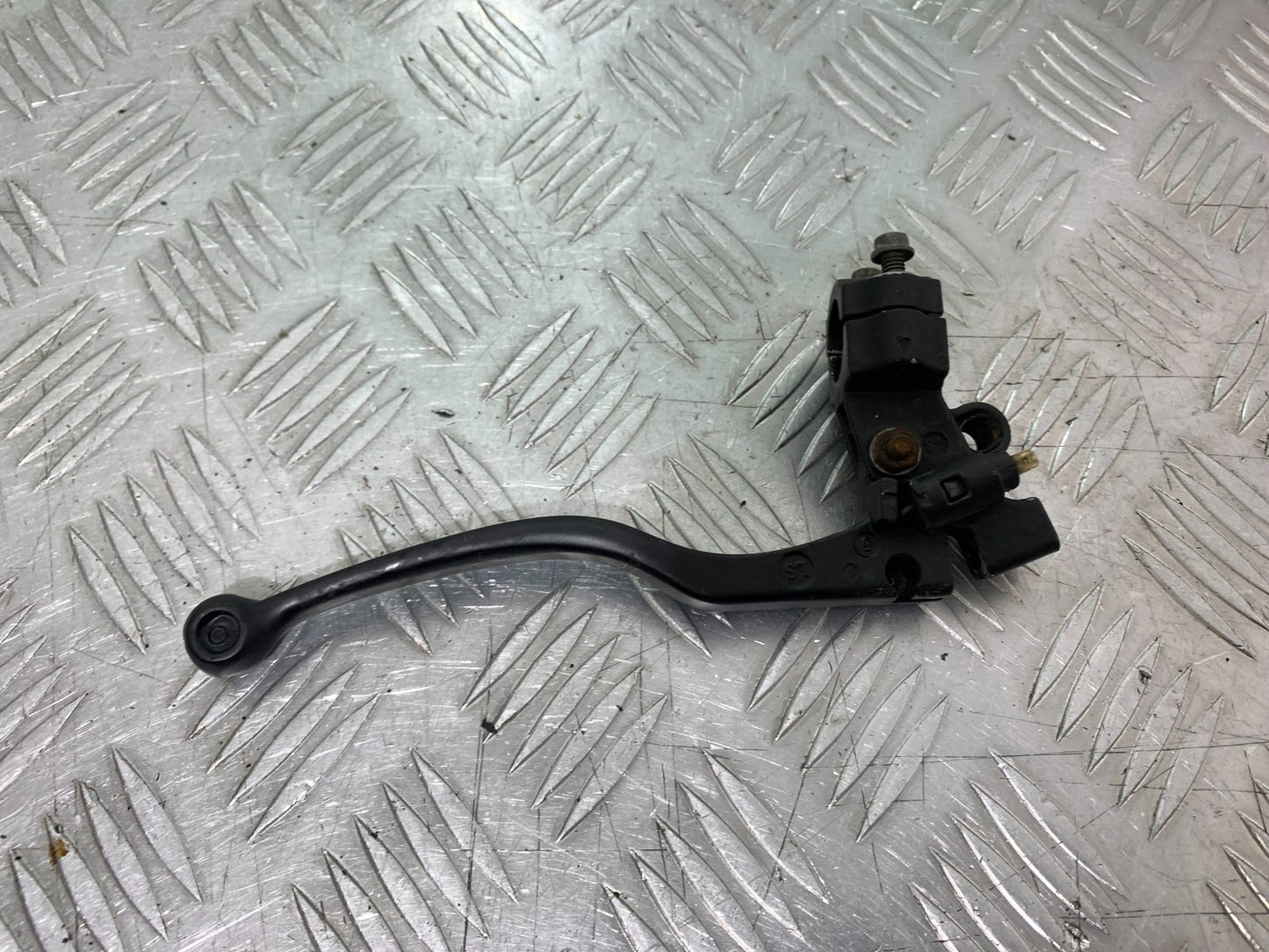 QINGQI QM125 GY-2B CLUTCH LEVER AND BRACKET YEAR 2016 (CMB1228)