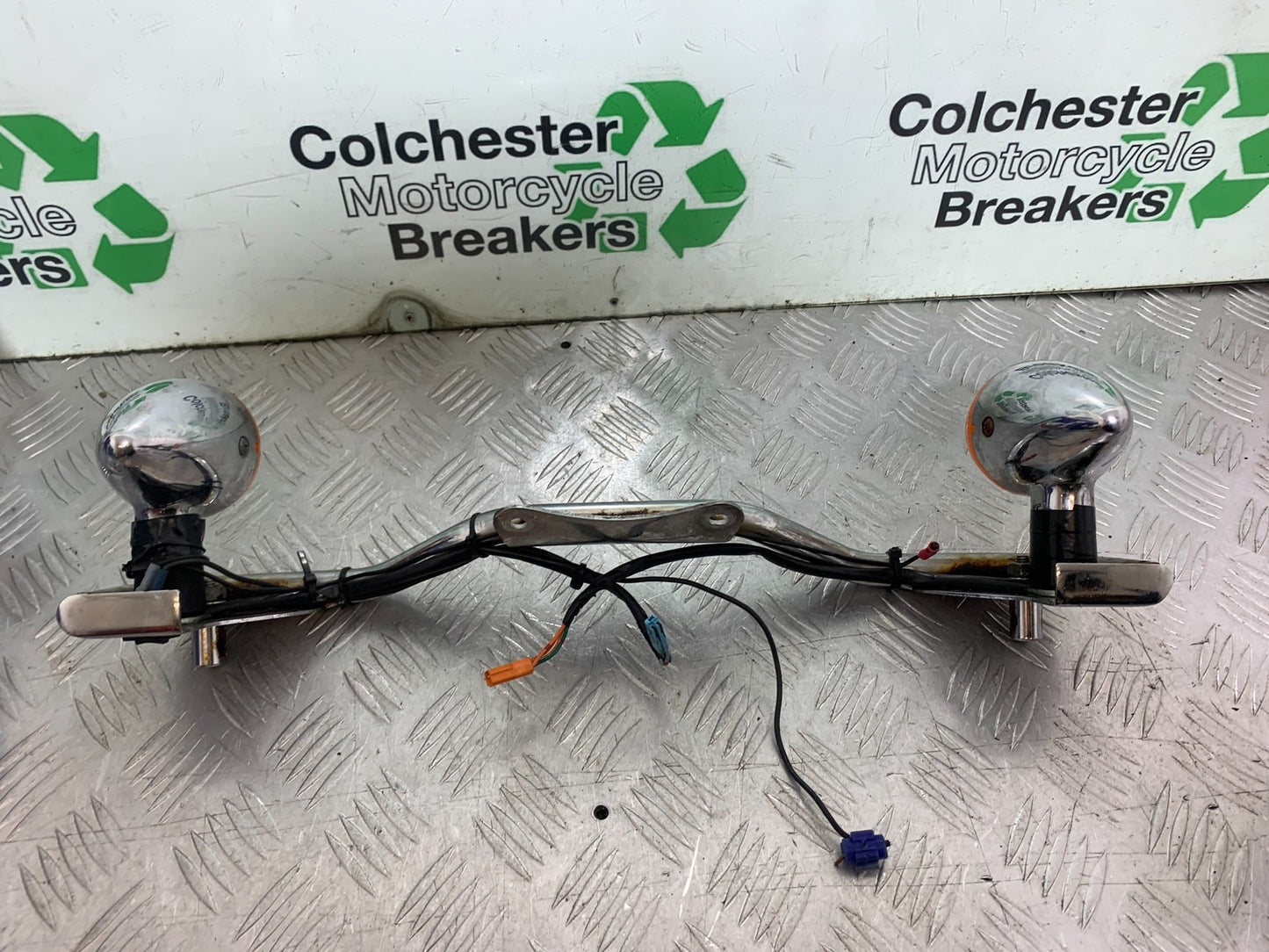 HONDA VT750 SHADOW FRONT INDICATORS AND BRACKET YEAR 2003-2004 (CMB1265)