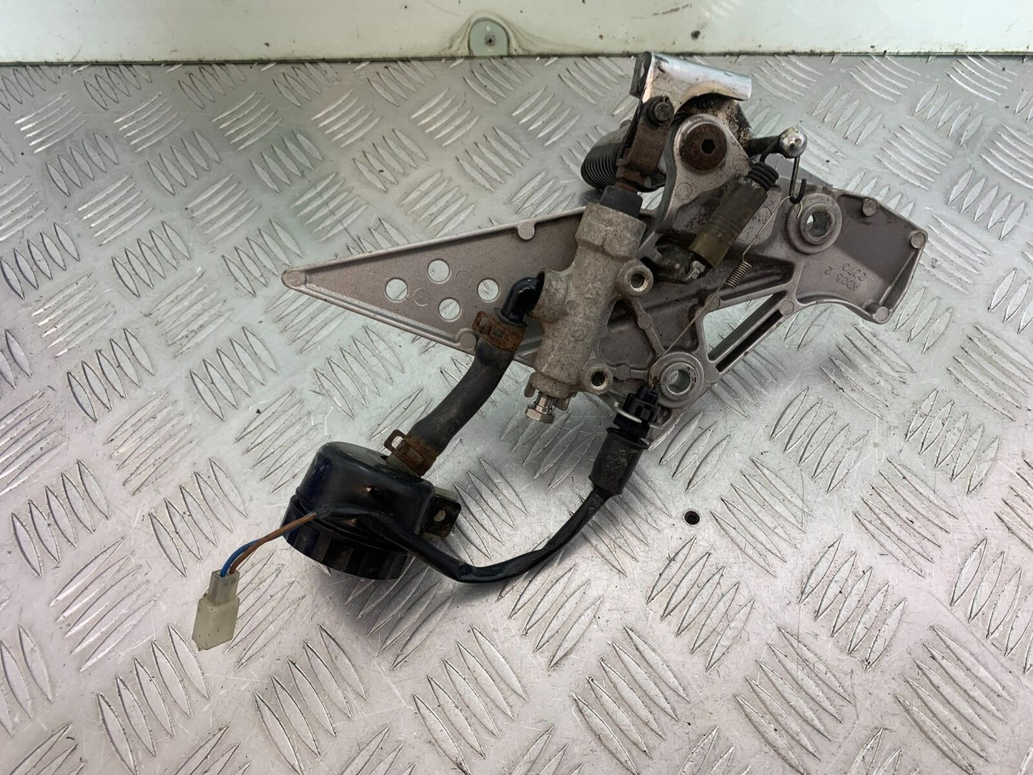 KAWASAKI Z750 Z 750 FRONT RIGHT HANGER YEAR 2004-2006 (CMB1104)