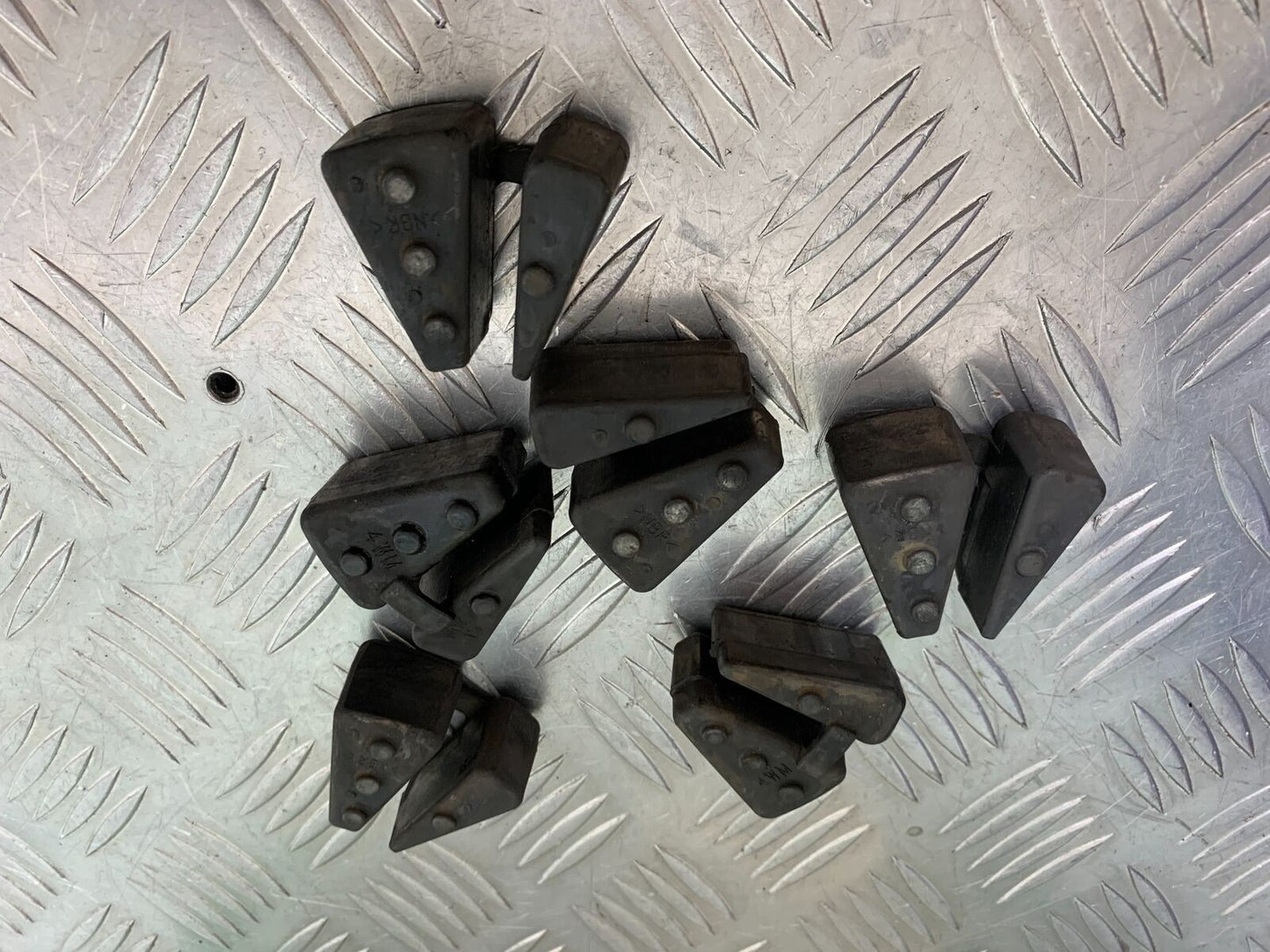 YAMAHA XVS 1300 MIDNIGHT STAR CUSH DRIVE RUBBERS YEAR 2007-16 (CMB1027)