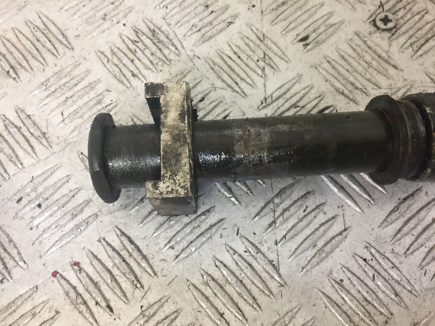 YAMAHA YZF1000 THUNDERACE REAR WHEEL SPINDLE YEAR 1997-2000 (STOCK 625)