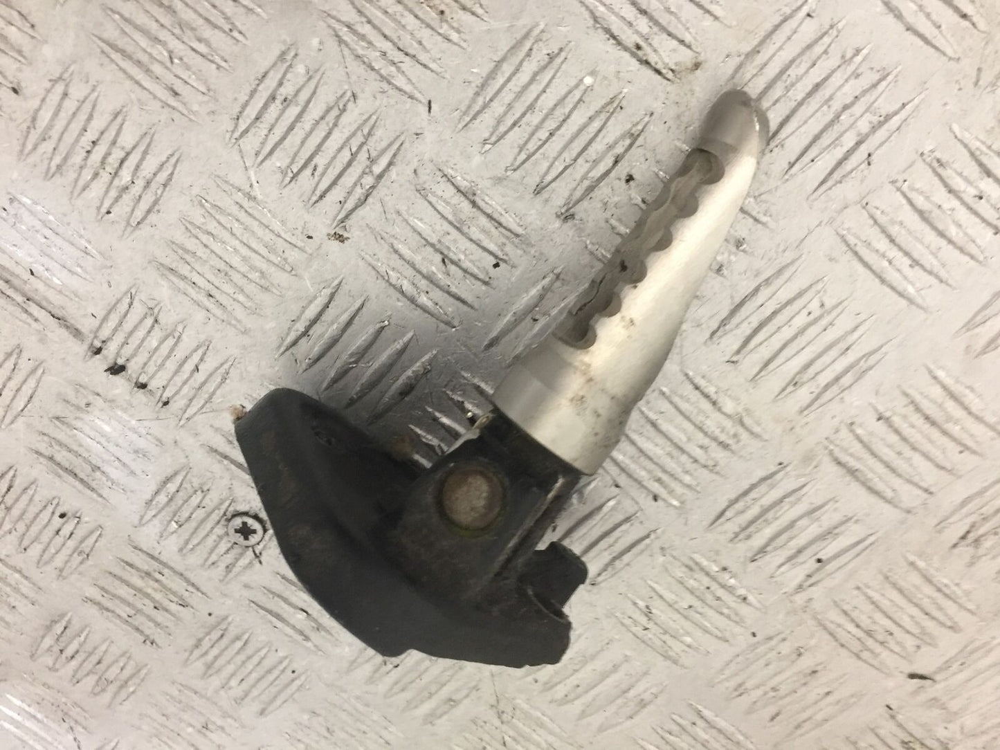 TRIUMPH 955i TIGER FRONT LEFT HANGER YEAR 2001-2006 (STOCK 818)