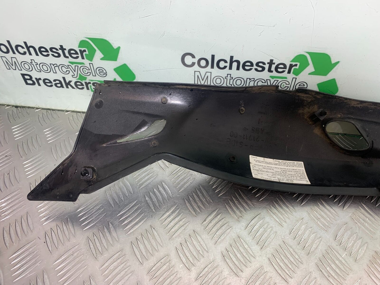 YAMAHA YZF600 YZF 600 THUNDERCAT LEFT SEAT PANEL 1996-2003 (CMB1046)