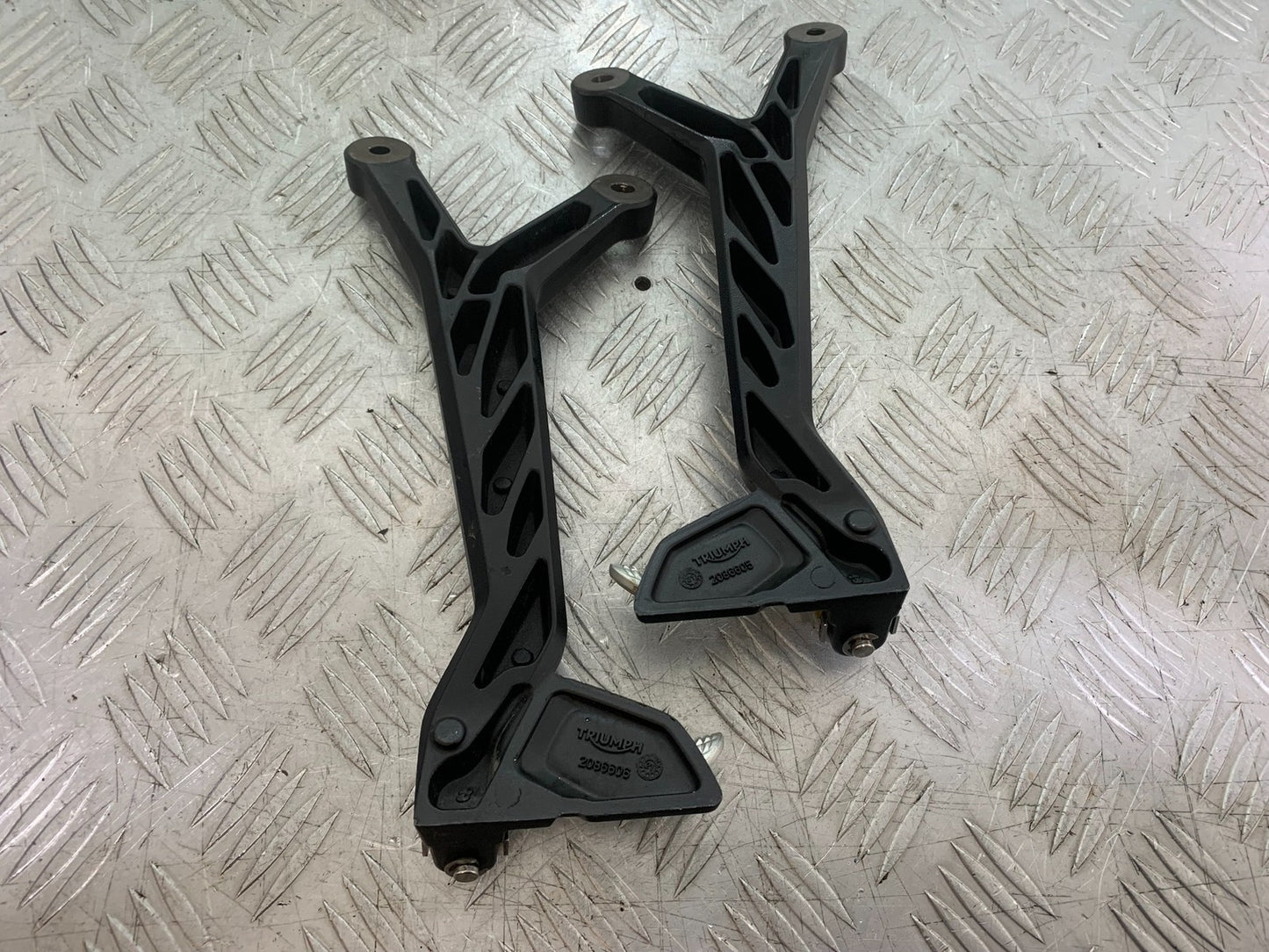TRIUMPH TRIDENT 660 REAR HANGER SAND PEGS YEAR 2021-2024 (CMB1295)