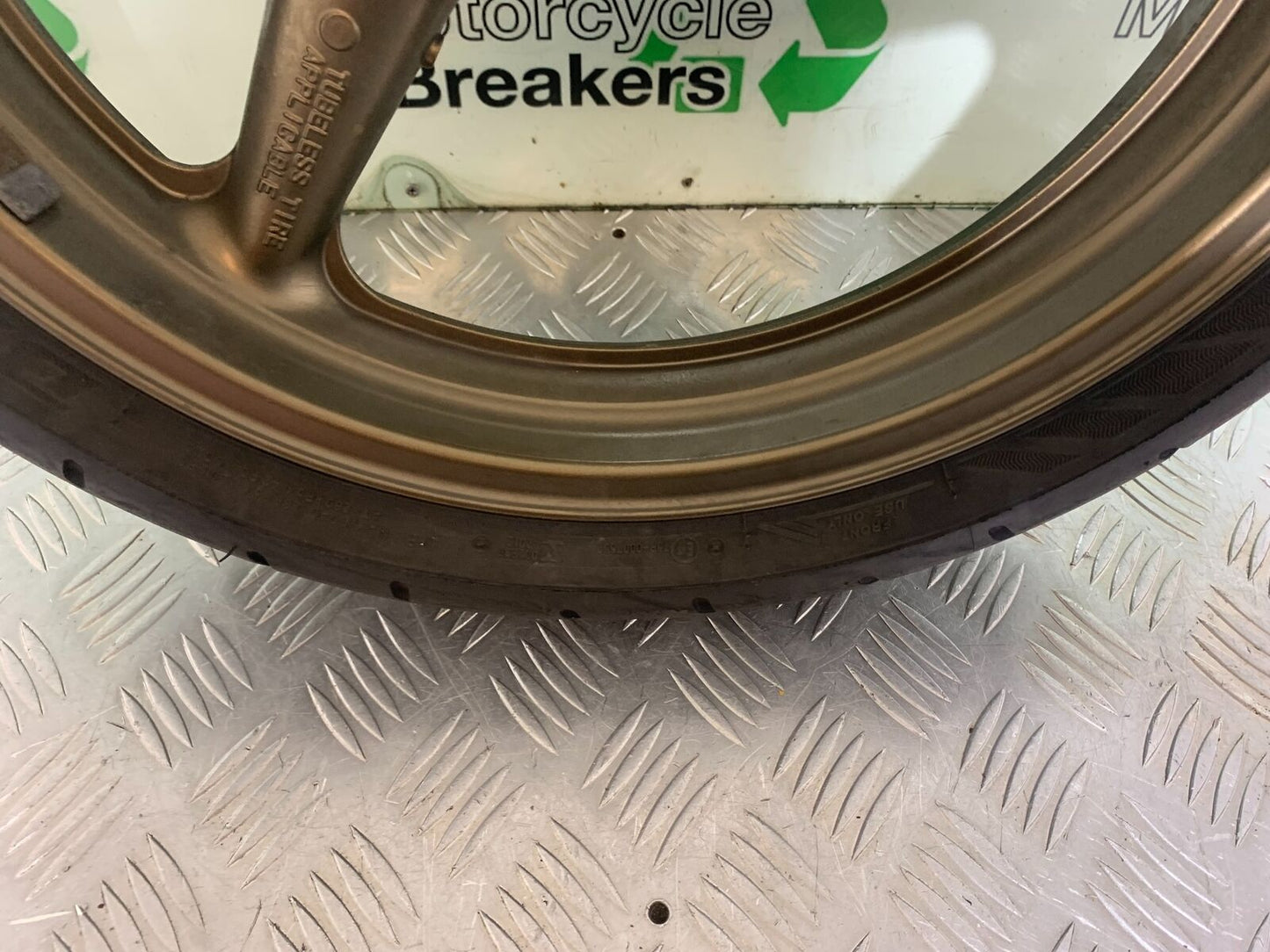 HONDA CBR 929 RRY FIREBLADE FRONT WHEEL YEAR 2000-01 (CMB1094)