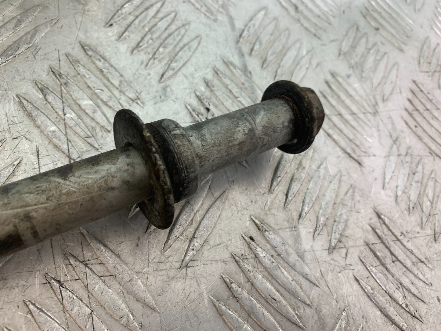 HONDA NT650 V DEAUVILLE REAR WHEEL SPINDLE YEAR 1998-01 (CMB1320)