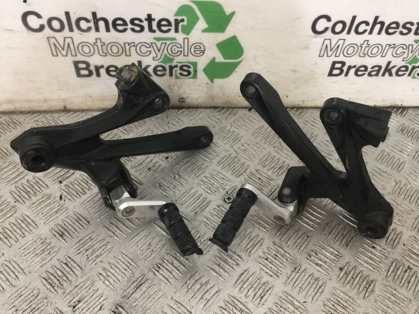 KAWASAKI ZZR1400 ZZR 1400 REAR HANGERS AND PEGS YEAR 2007-11(STOCK 893)