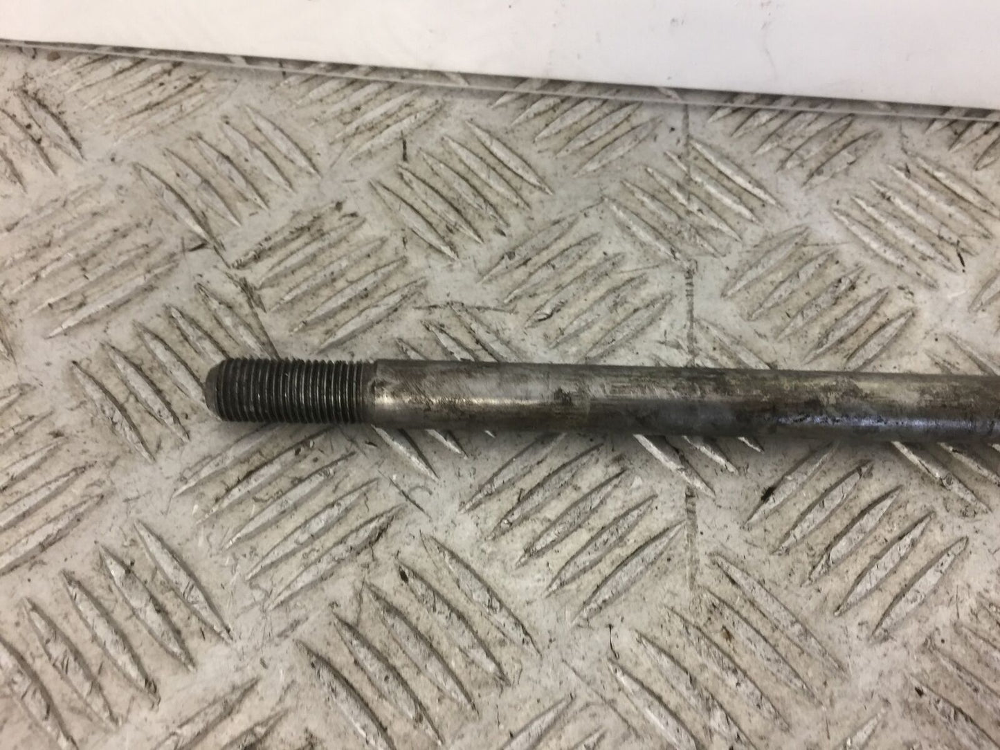 YAMAHA XMAX 125 XMAX-125 FRONT WHEEL SPINDLE YEAR 2011