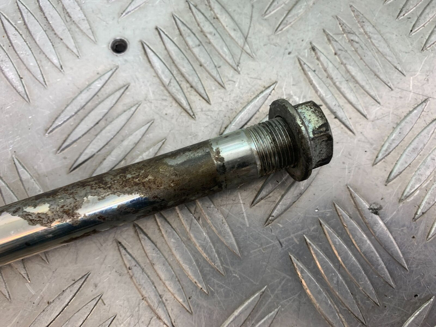 KAWASAKI ER6 N SWINGARM SPINDLE YEAR 2005-2008 (CMB1034)