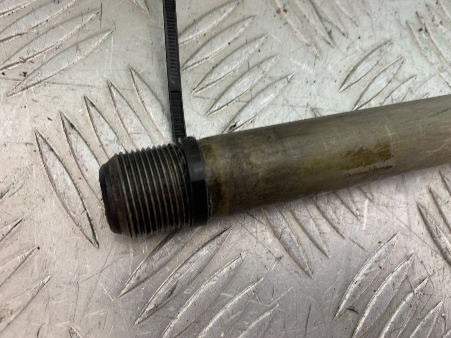 TRIUMPH 955I SPRINT RS FRONT WHEEL SPINDLE YEAR 1999-03 (CMB1313)