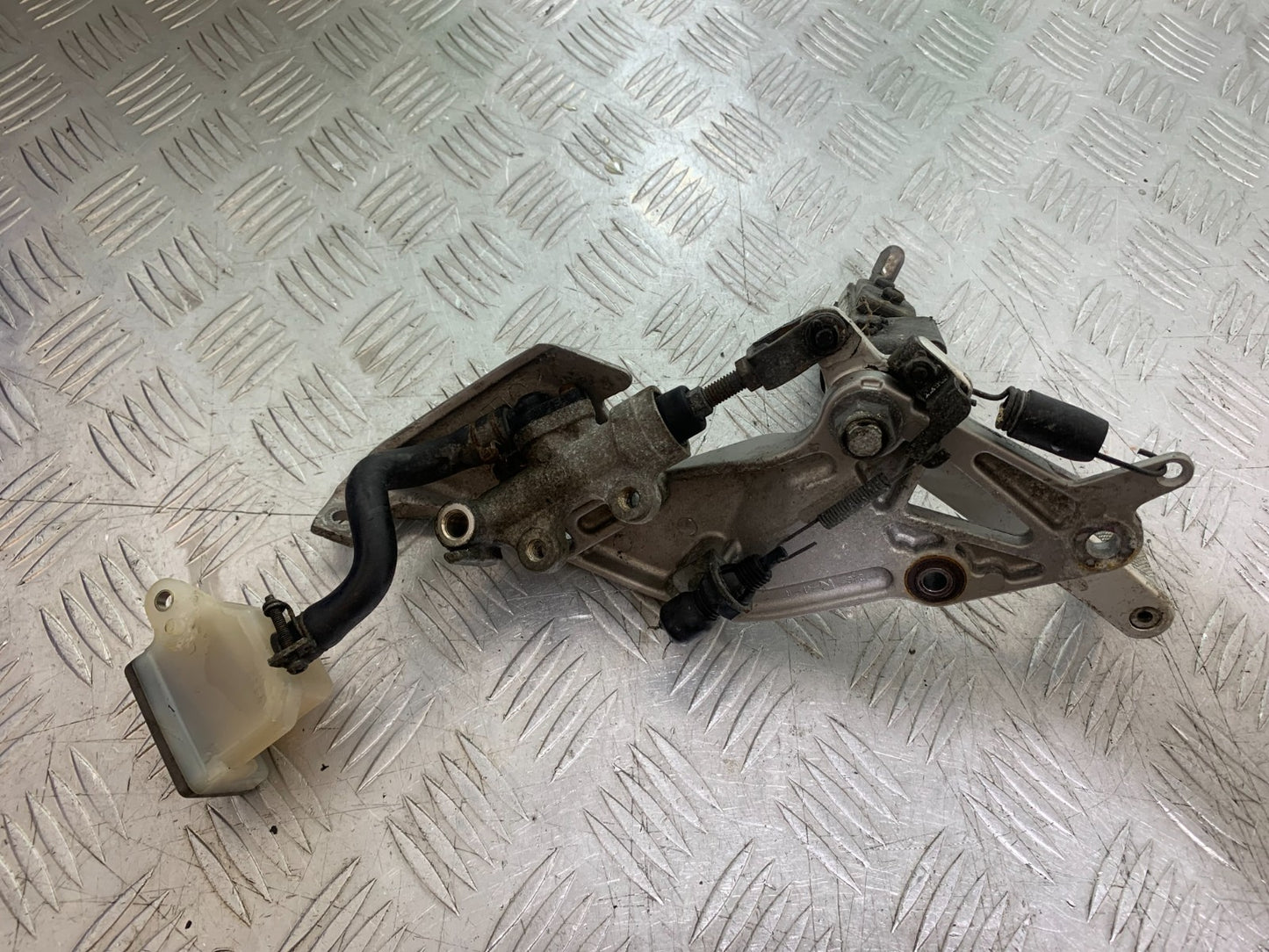 SUZUKI RF900 RF 900 FRONT RIGHT HANGER YEAR 1994-1999 CMB1326