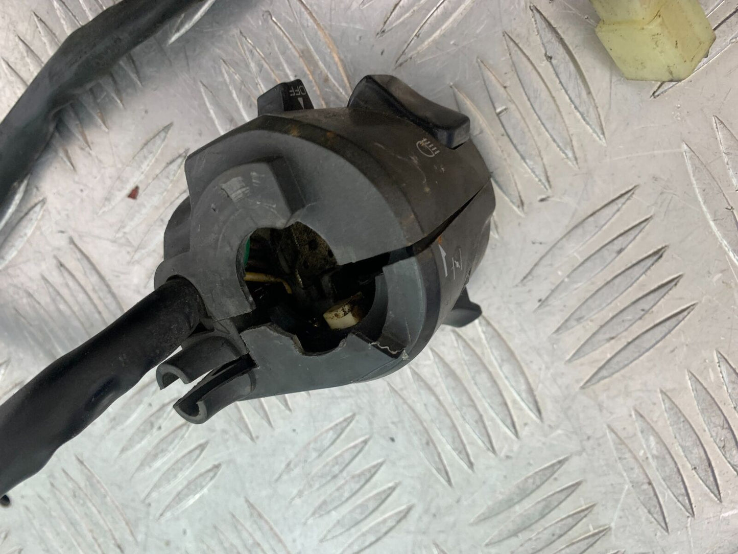YAMAHA YZF600 YZF 600 THUNDERCAT LEFT SWITCH GEAR 1996-2003 (CMB1105)