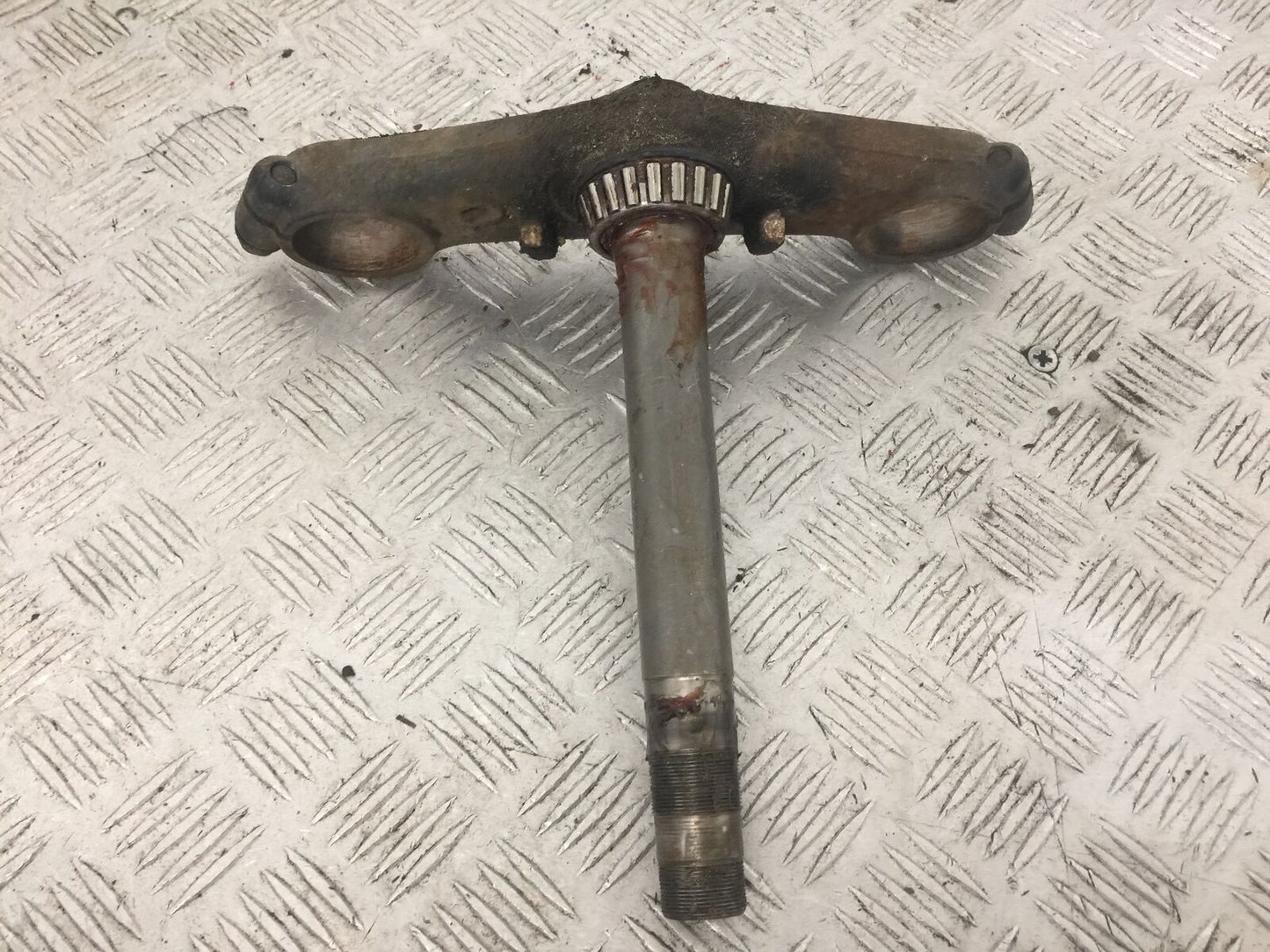 HONDA CBR1100 BLACKBIRD BOTTOM YOKE YEAR 1996-1998 (STOCK 862)