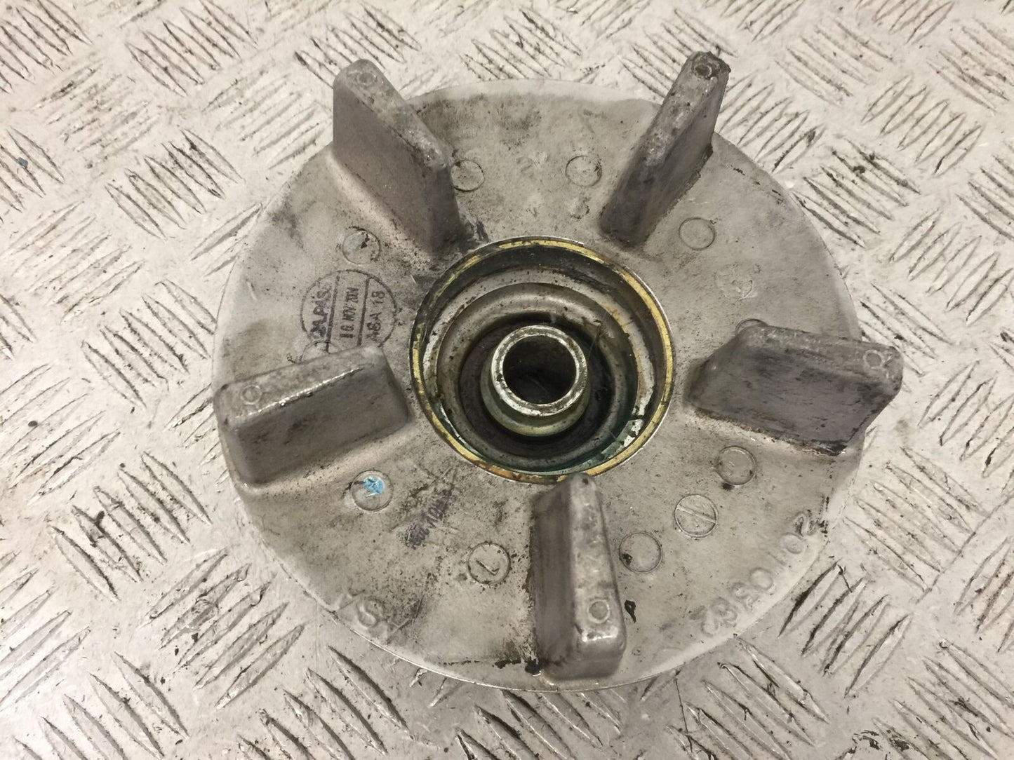 TRIUMPH 600 SPEED FOUR REAR SPROCKET CARRIER YEAR 2002 (STOCK 756)