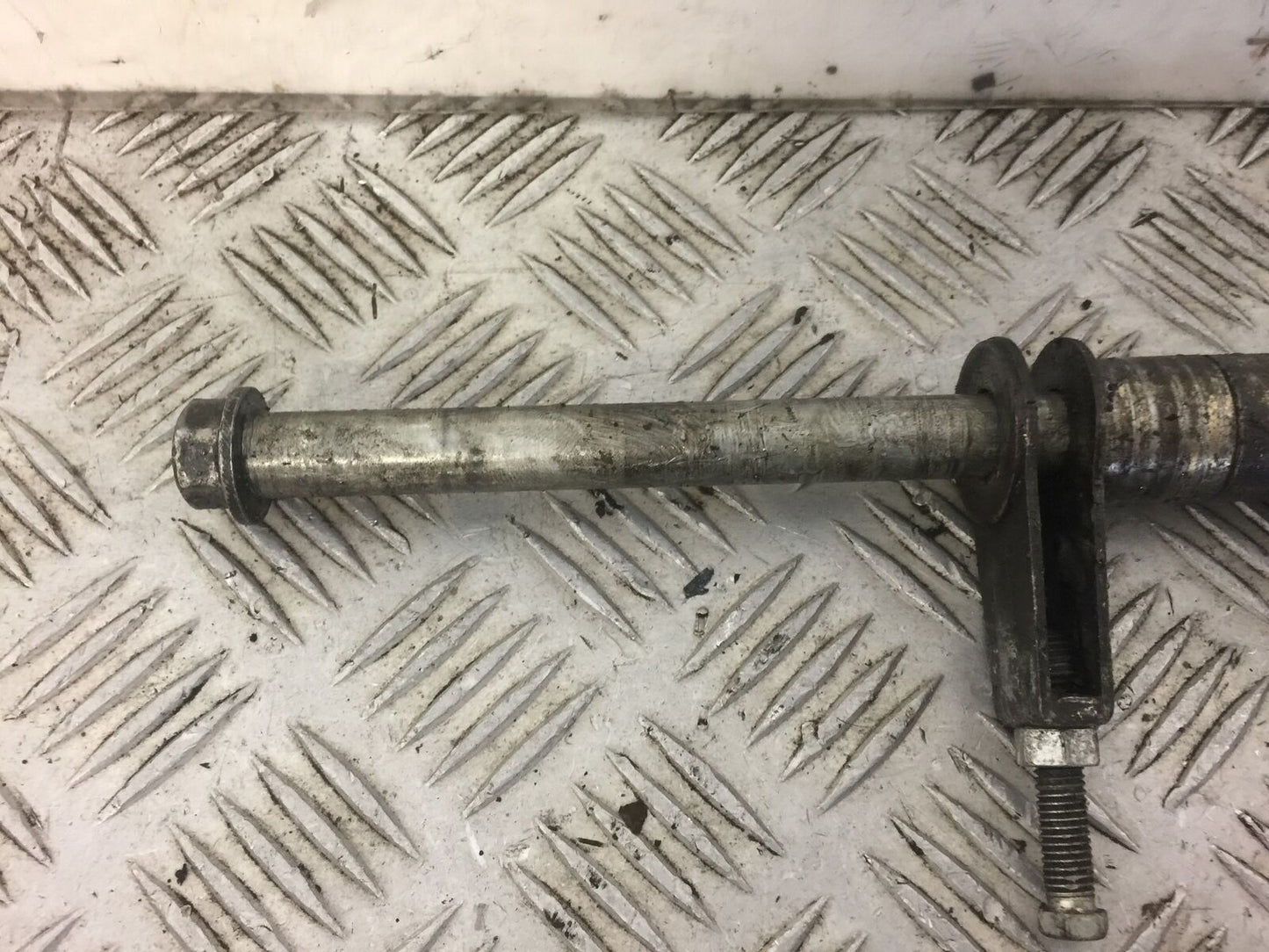 YAMAHA YBR125 YBR 125 REAR WHEEL SPINDLE YEAR 2011 (STOCK 361)