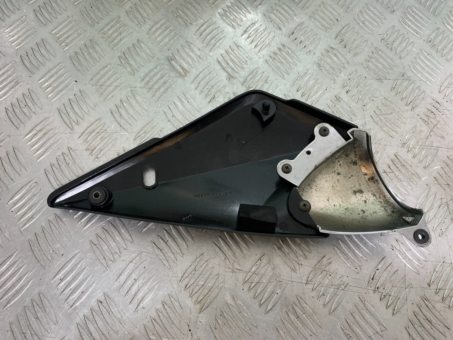 SUZUKI GSF1200 GSF 1200 BANDIT RIGHT SEAT PANEL YEAR 2001-2004 (CMB1188)