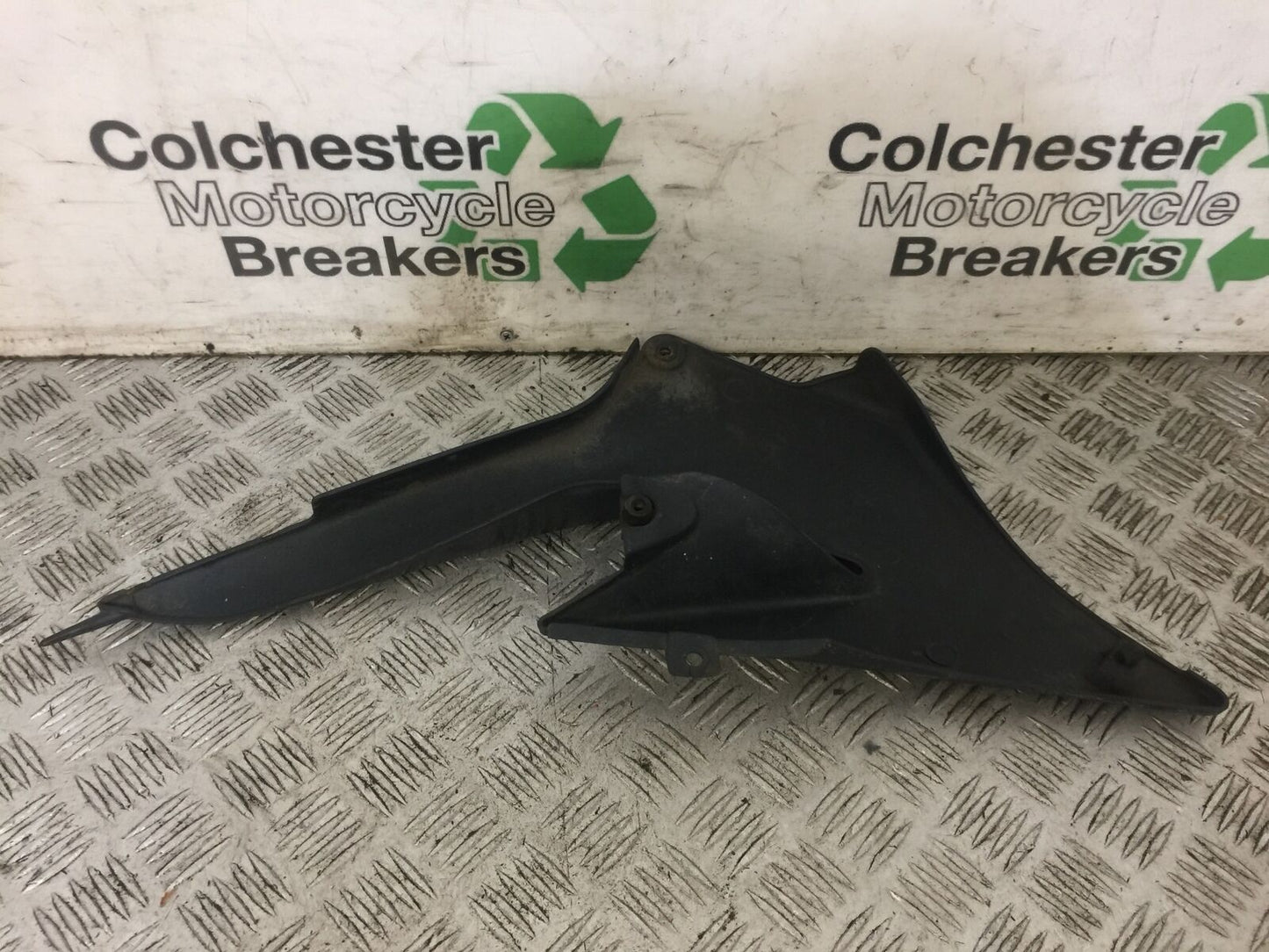 KAWASAKI Z750 ZR750 ZR-7S RIGHT SEAT PANEL YEAR 1999-05 (STOCK 707)