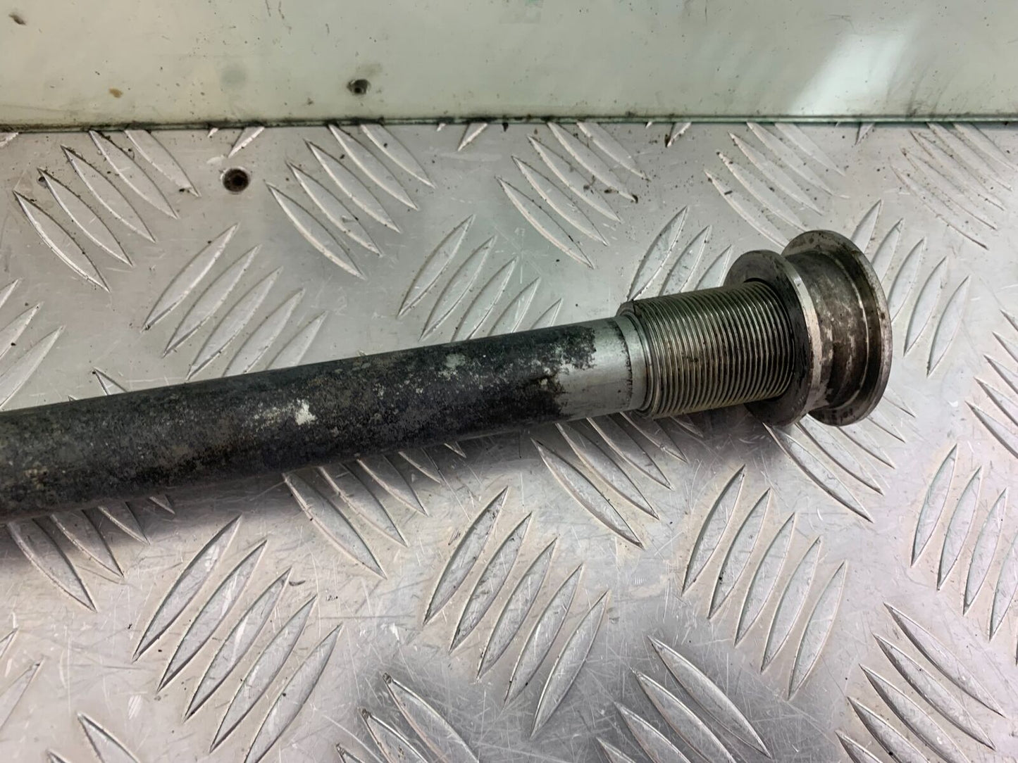 KAWASAKI ZX12R ZX12 R SWINGARM SPINDLE YEAR 2000-01 (CMB1038)
