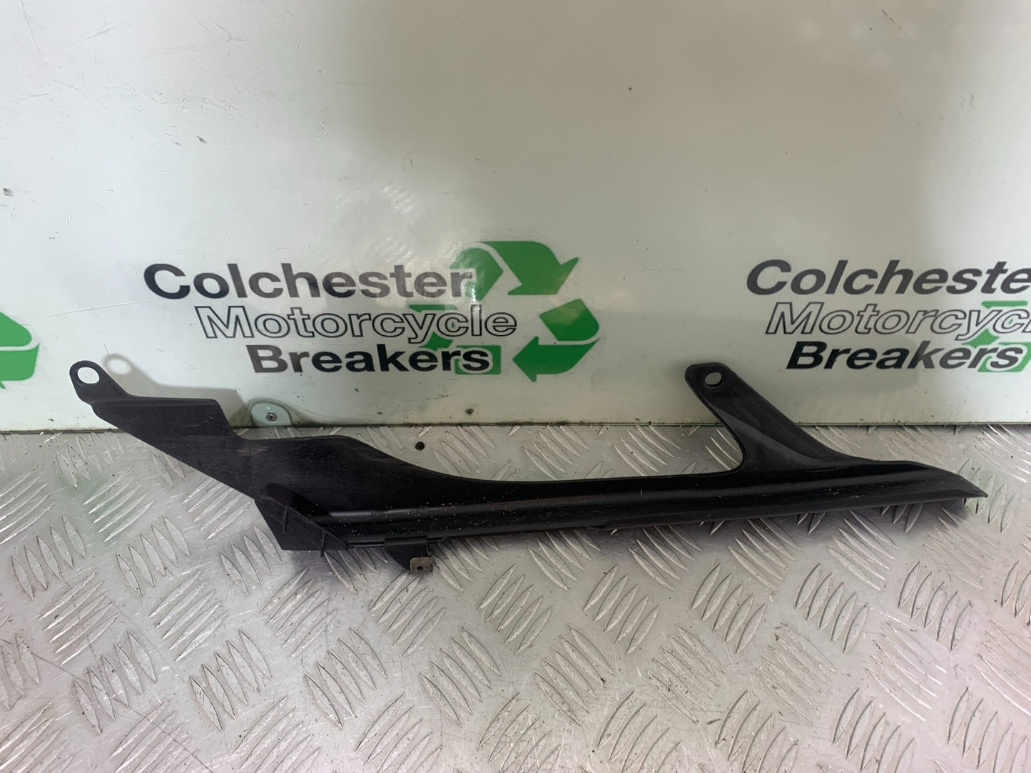 YAMAHA YZF R1 HUGGER CHAIN GUARD YEAR 2004-2006 (CMB1155)